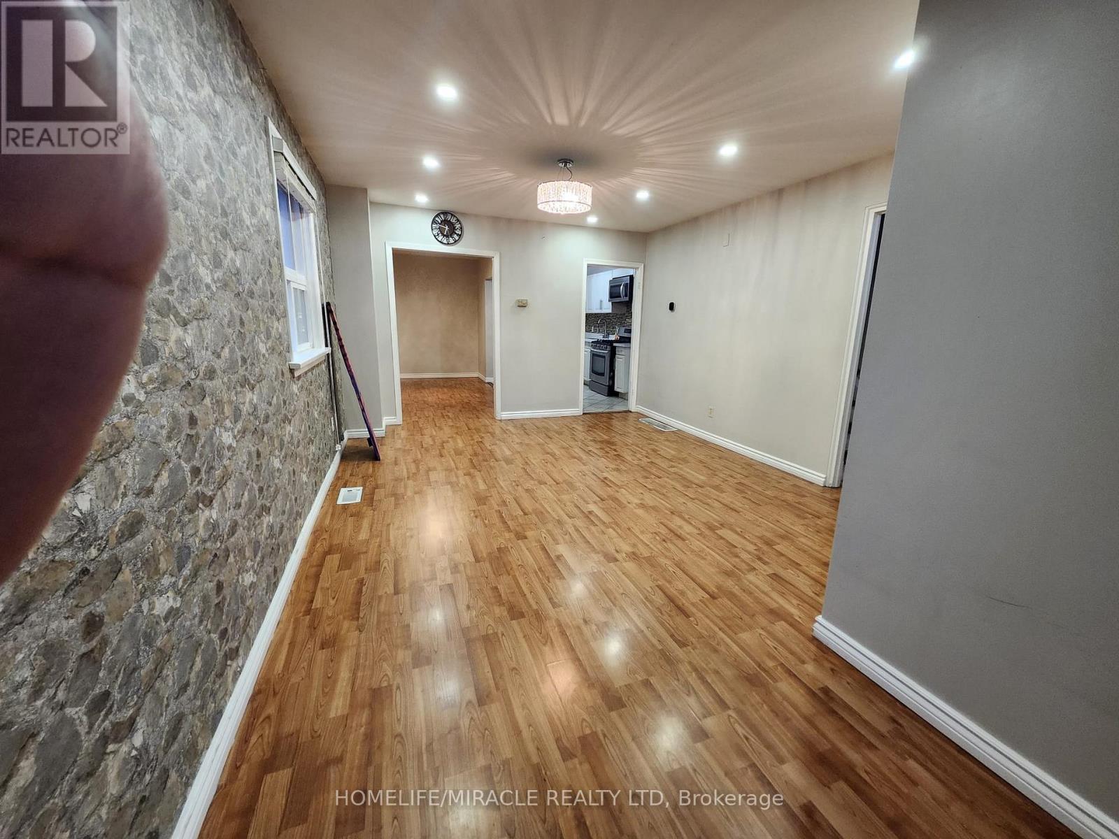 40 Corby Crescent, Brampton, Ontario  L6Y 1H1 - Photo 8 - W12457207