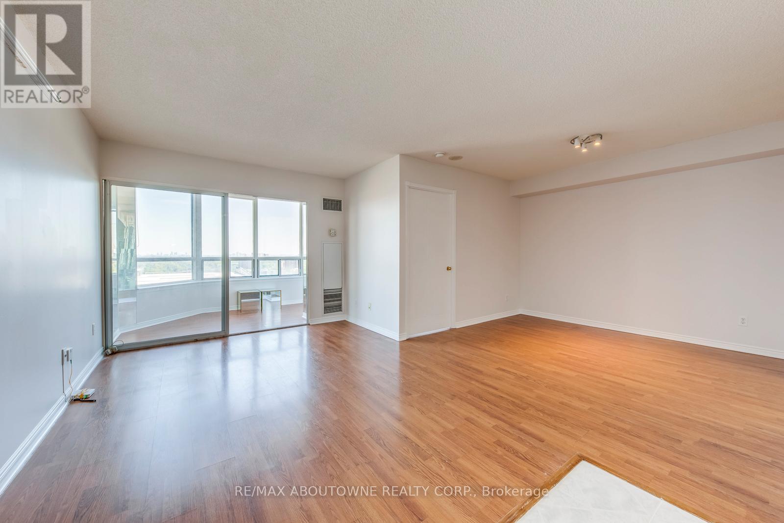 1415 - 135 Hillcrest Avenue, Mississauga, Ontario  L5B 4B1 - Photo 8 - W12457218