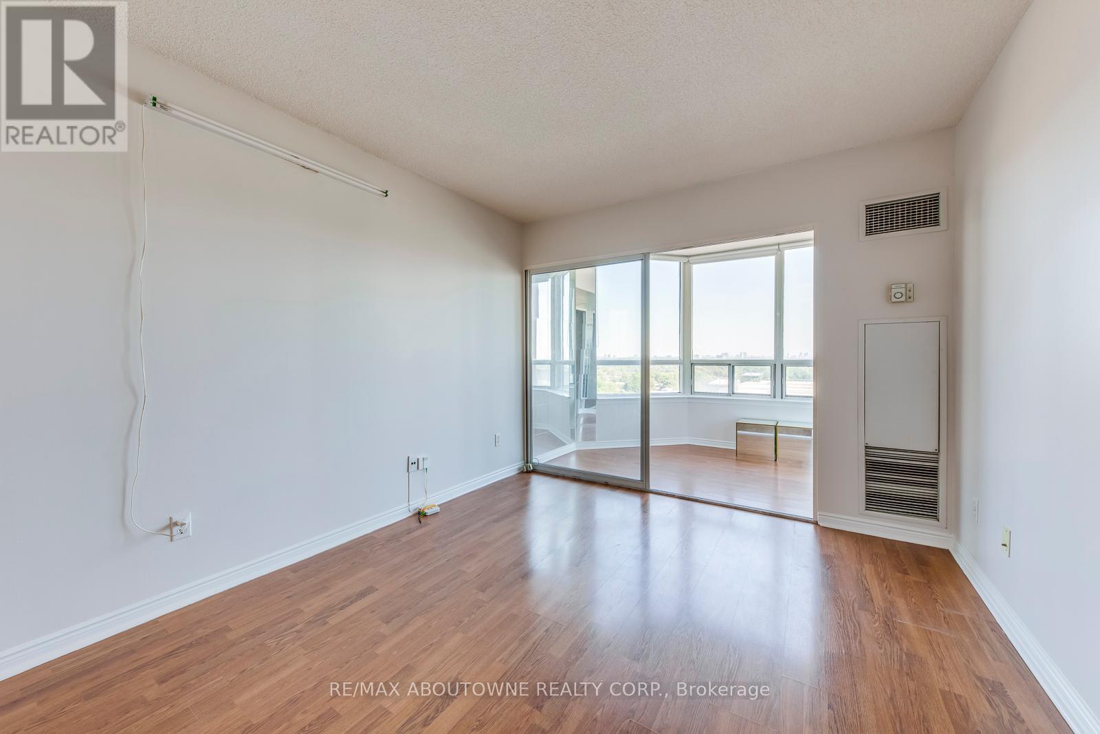 1415 - 135 Hillcrest Avenue, Mississauga, Ontario  L5B 4B1 - Photo 9 - W12457218
