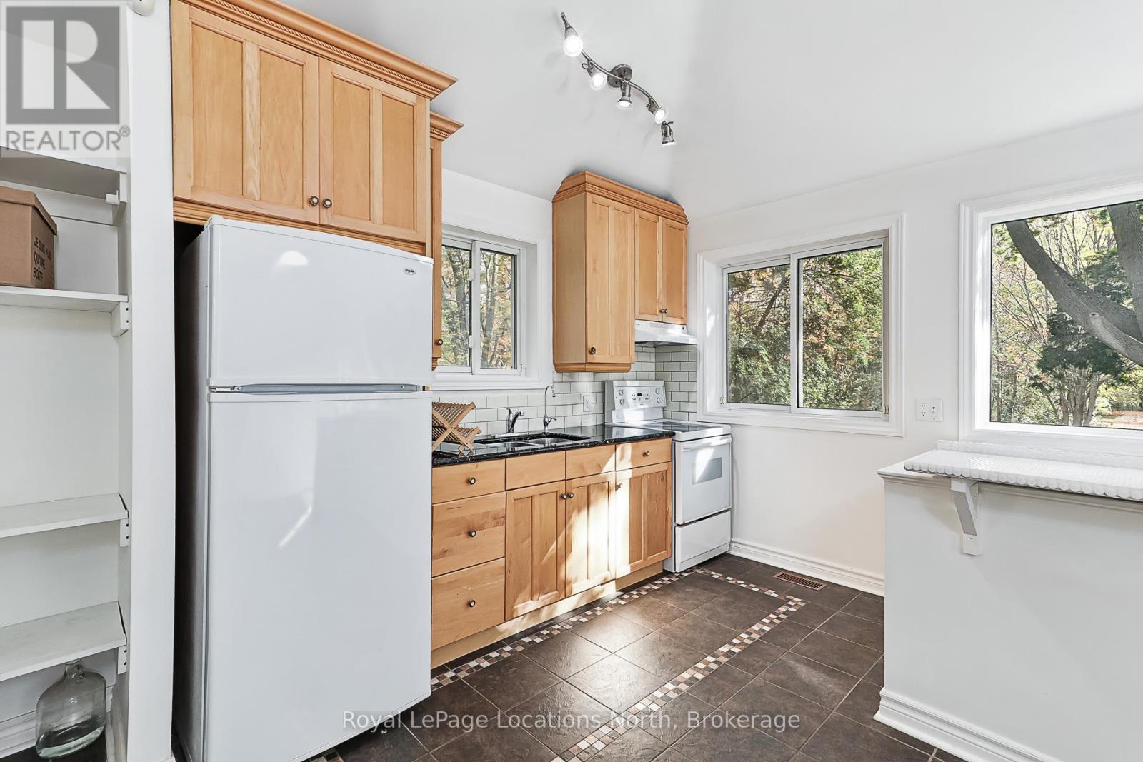 213 Marsh Street, Blue Mountains, Ontario  N0H 1J0 - Photo 10 - X12457241