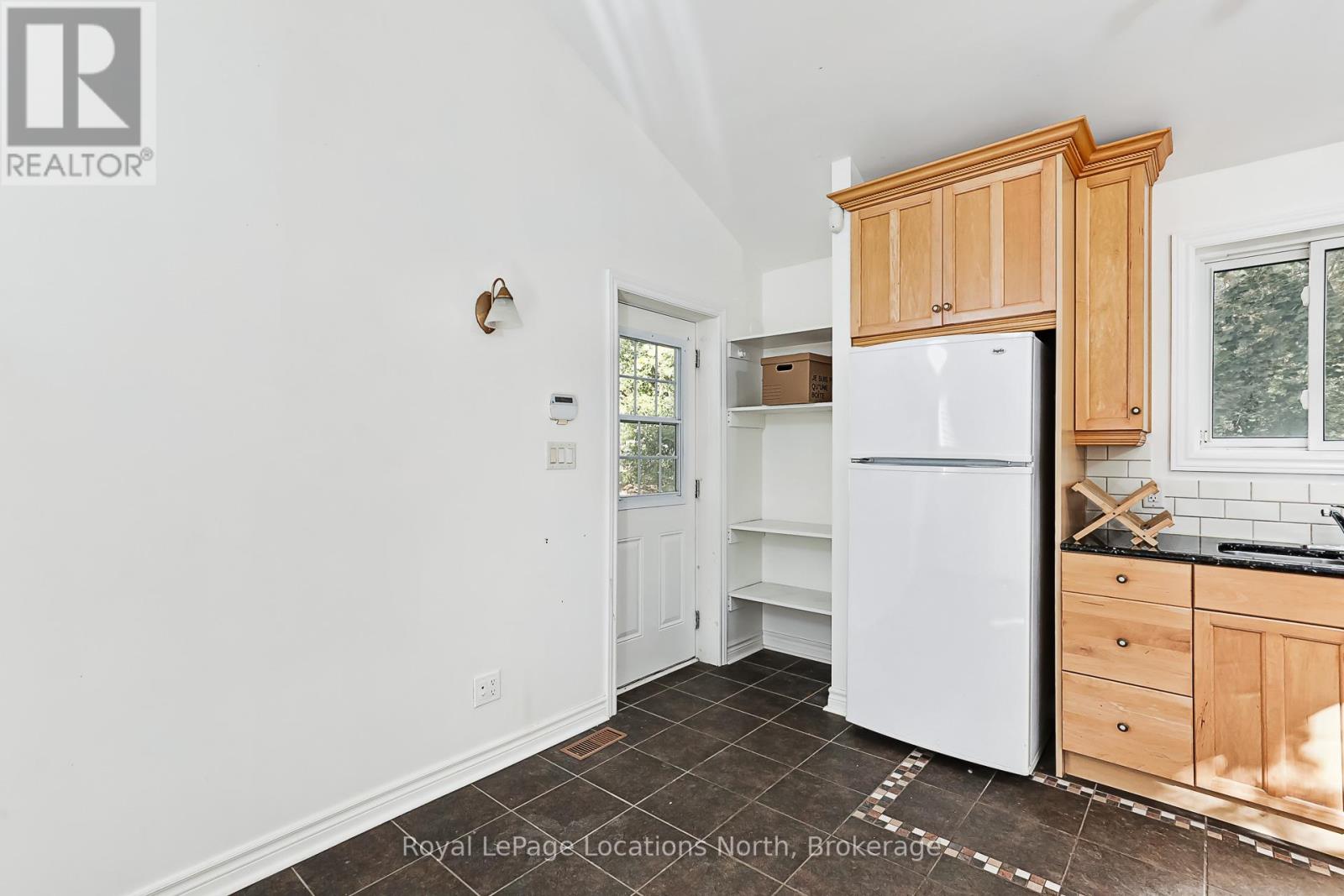 213 Marsh Street, Blue Mountains, Ontario  N0H 1J0 - Photo 8 - X12457241