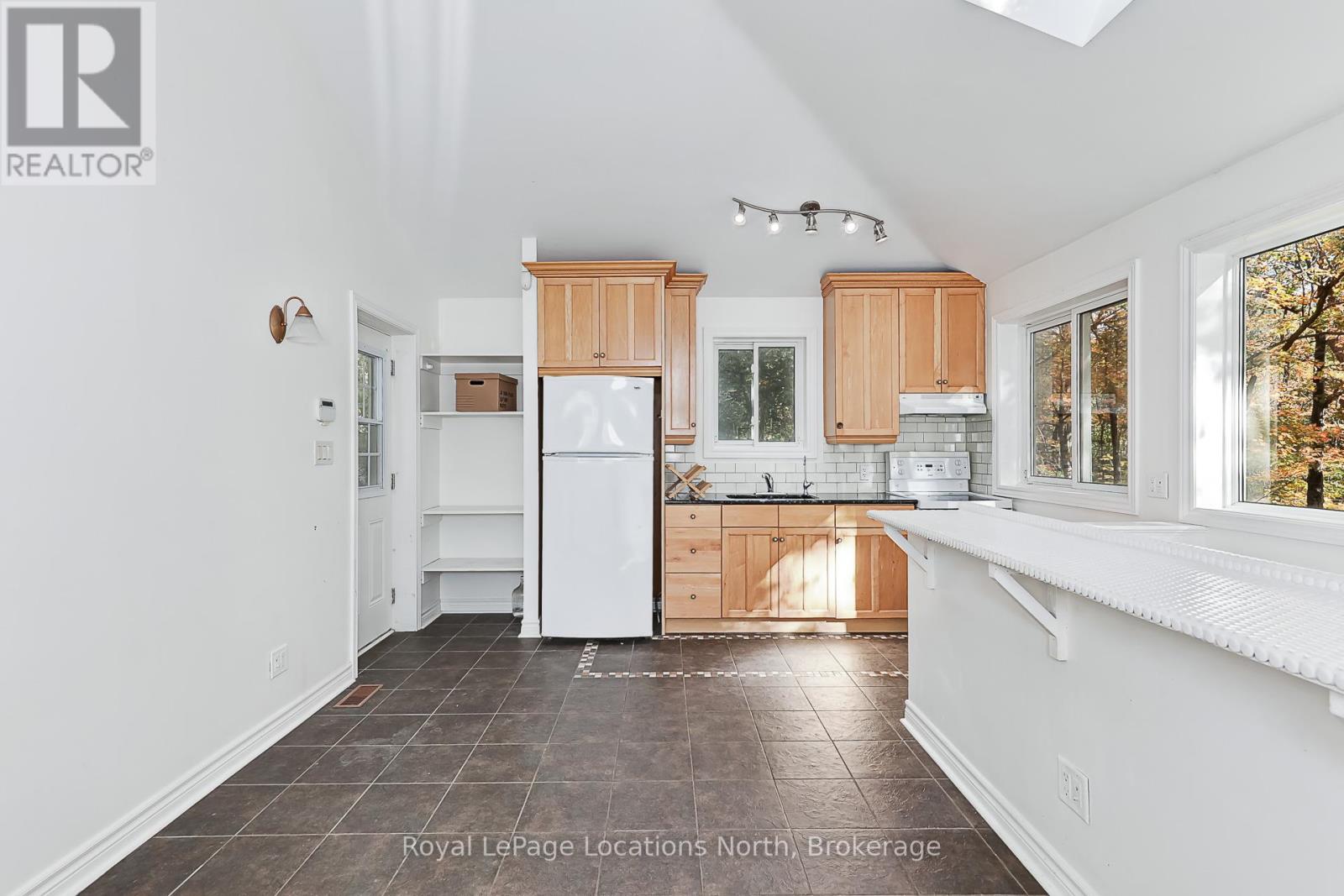 213 Marsh Street, Blue Mountains, Ontario  N0H 1J0 - Photo 9 - X12457241