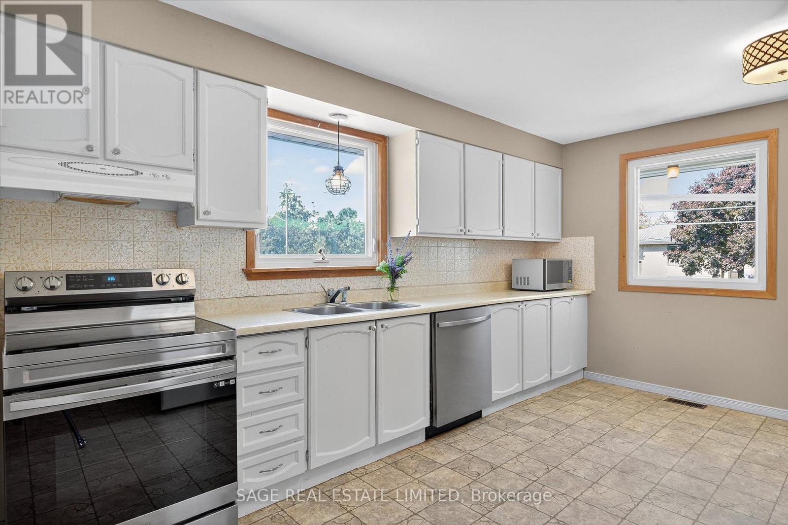 48 Queen Street, Kawartha Lakes, Ontario  K0M 1A0 - Photo 12 - X12412732