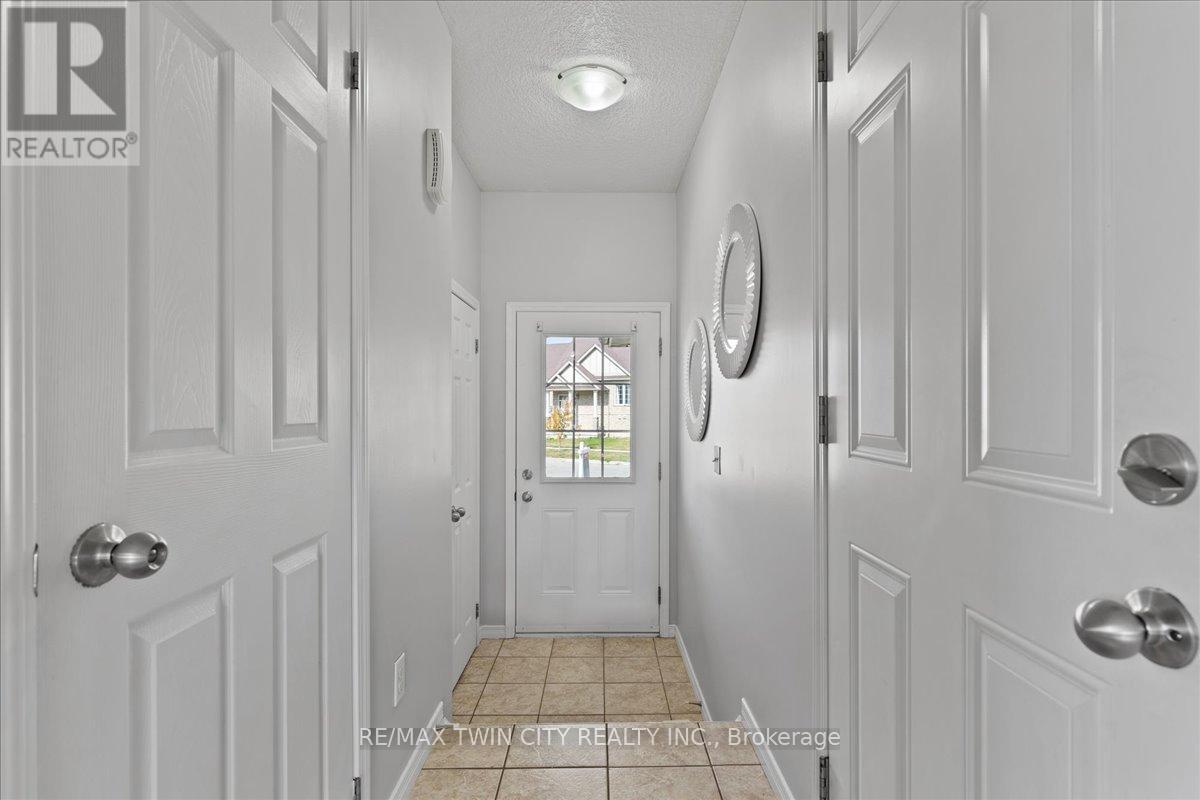 260 Countrystone Crescent, Kitchener, Ontario  N2N 3S2 - Photo 4 - X12457191