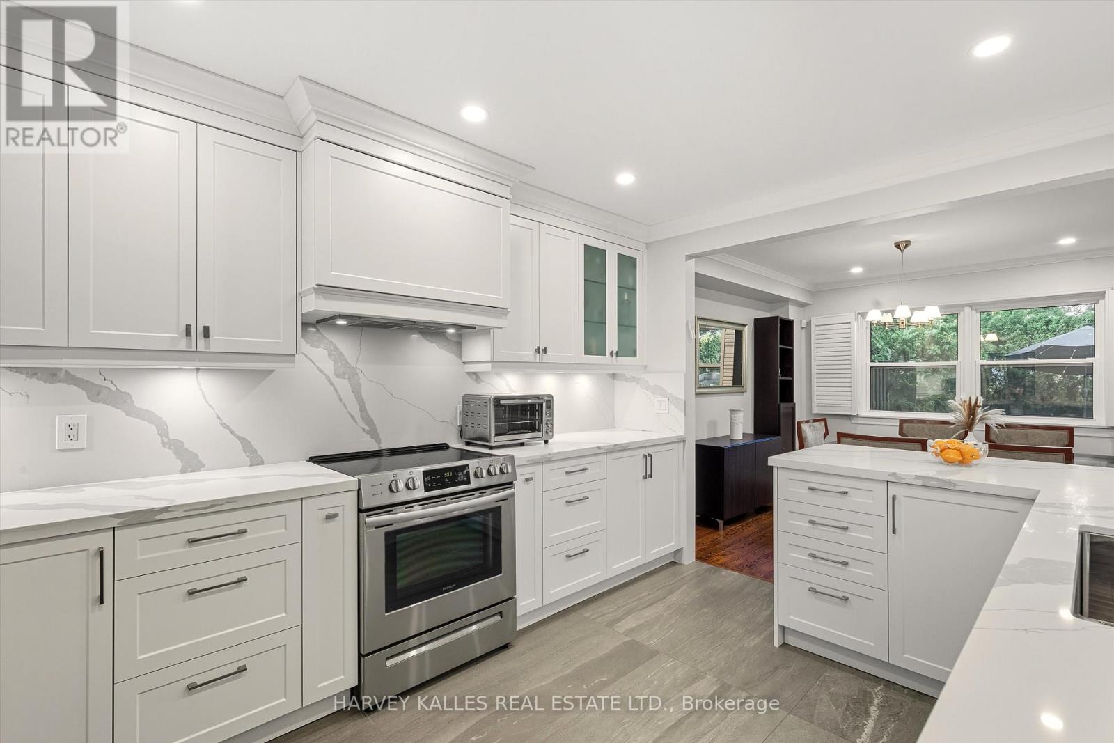 18 Farmstead Road, Toronto, Ontario  M2L 2G2 - Photo 4 - C12457256