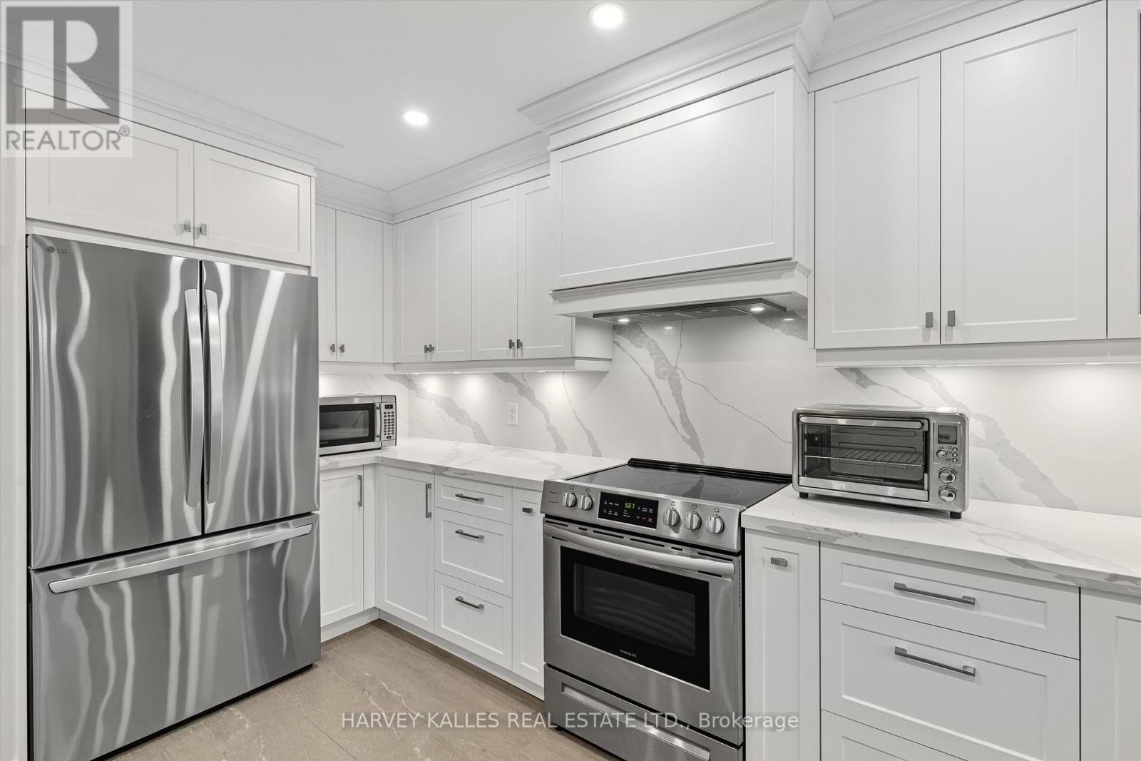 18 Farmstead Road, Toronto, Ontario  M2L 2G2 - Photo 5 - C12457256