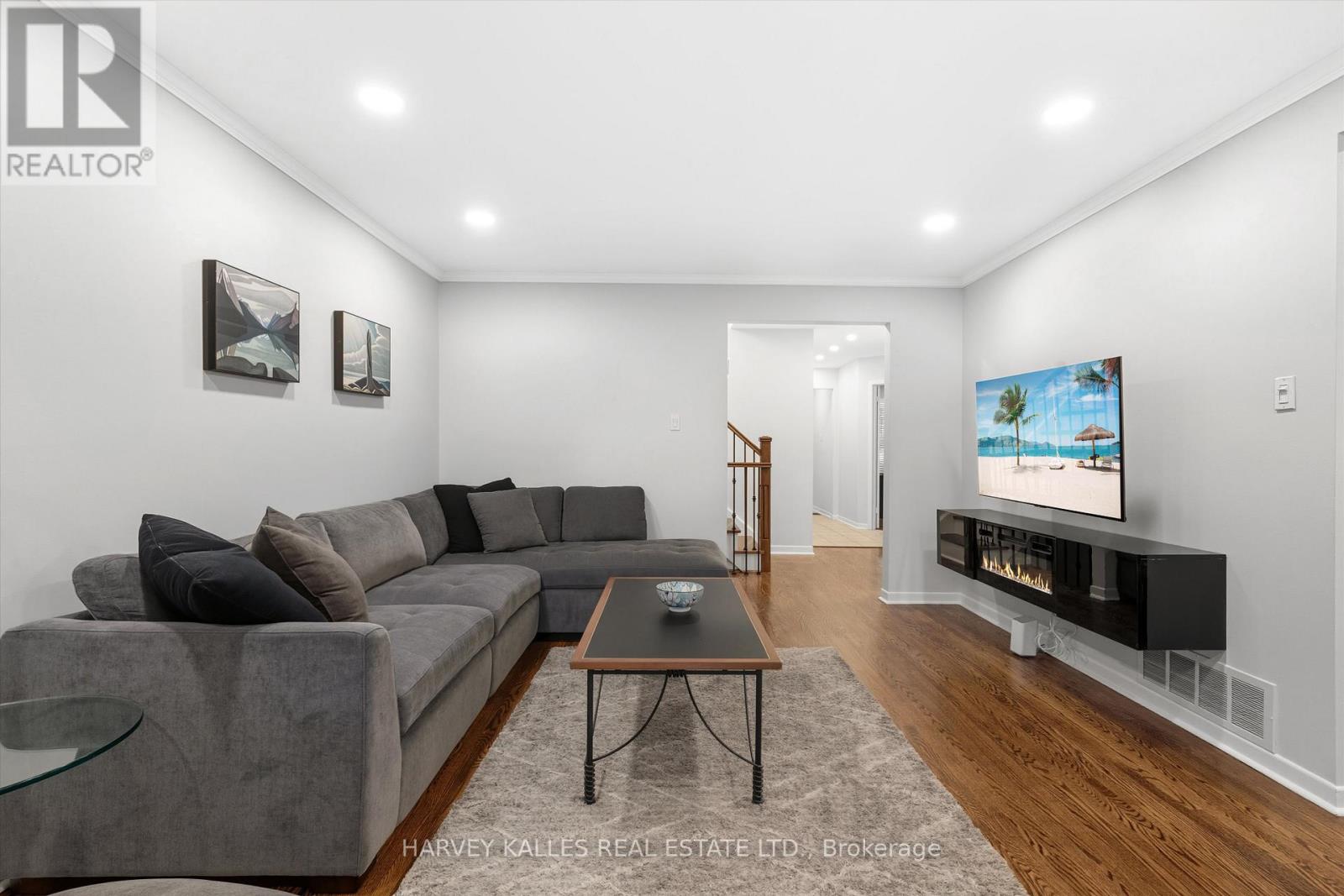 18 Farmstead Road, Toronto, Ontario  M2L 2G2 - Photo 7 - C12457256