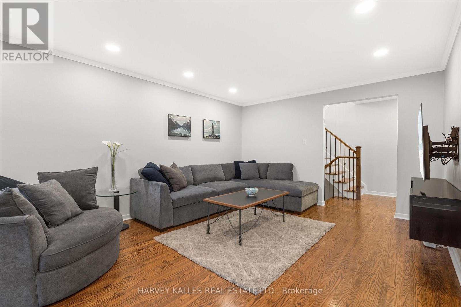 18 Farmstead Road, Toronto, Ontario  M2L 2G2 - Photo 8 - C12457256