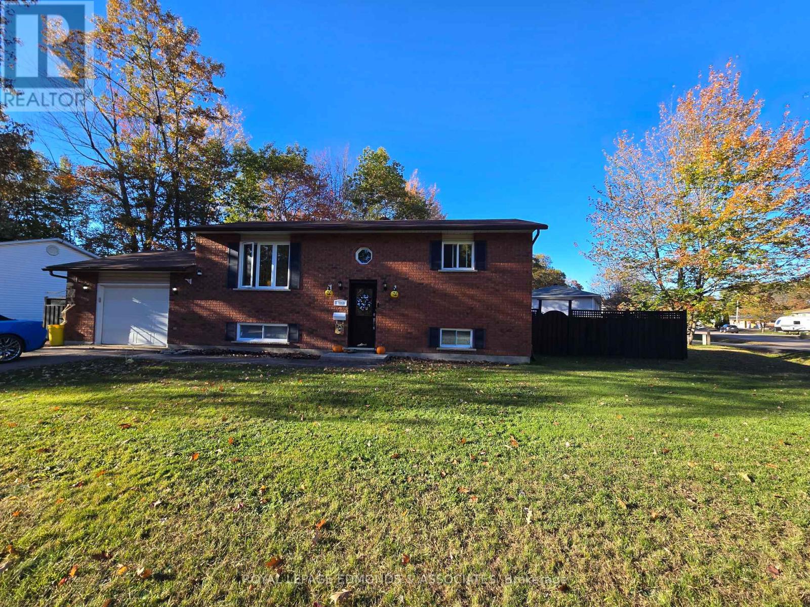 517 Abbie Lane, Petawawa, Ontario  K8H 3P9 - Photo 2 - X12457134