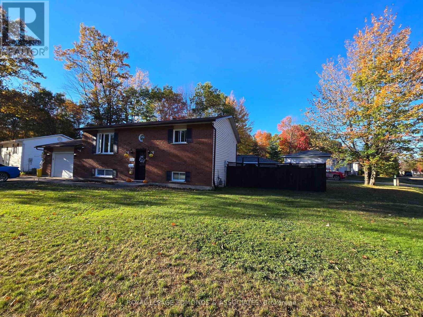 517 Abbie Lane, Petawawa, Ontario  K8H 3P9 - Photo 3 - X12457134