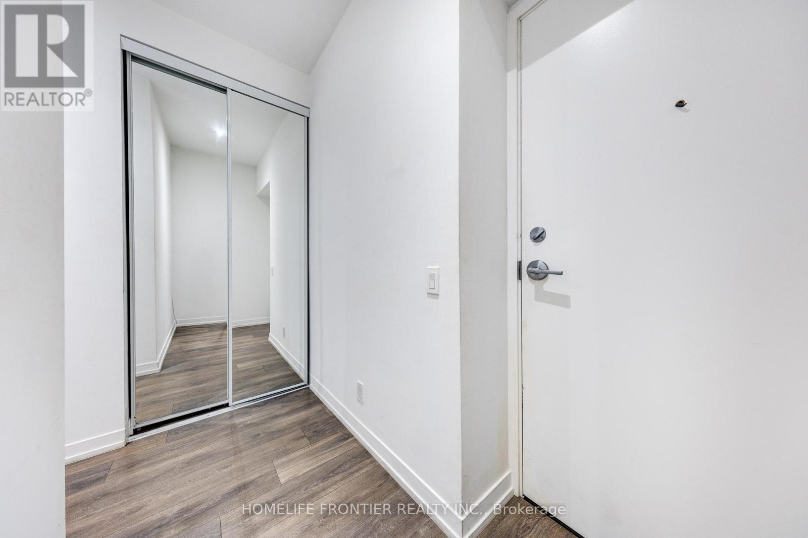 303 - 950 Portage Parkway, Vaughan, Ontario  L4K 0J7 - Photo 2 - N12457249
