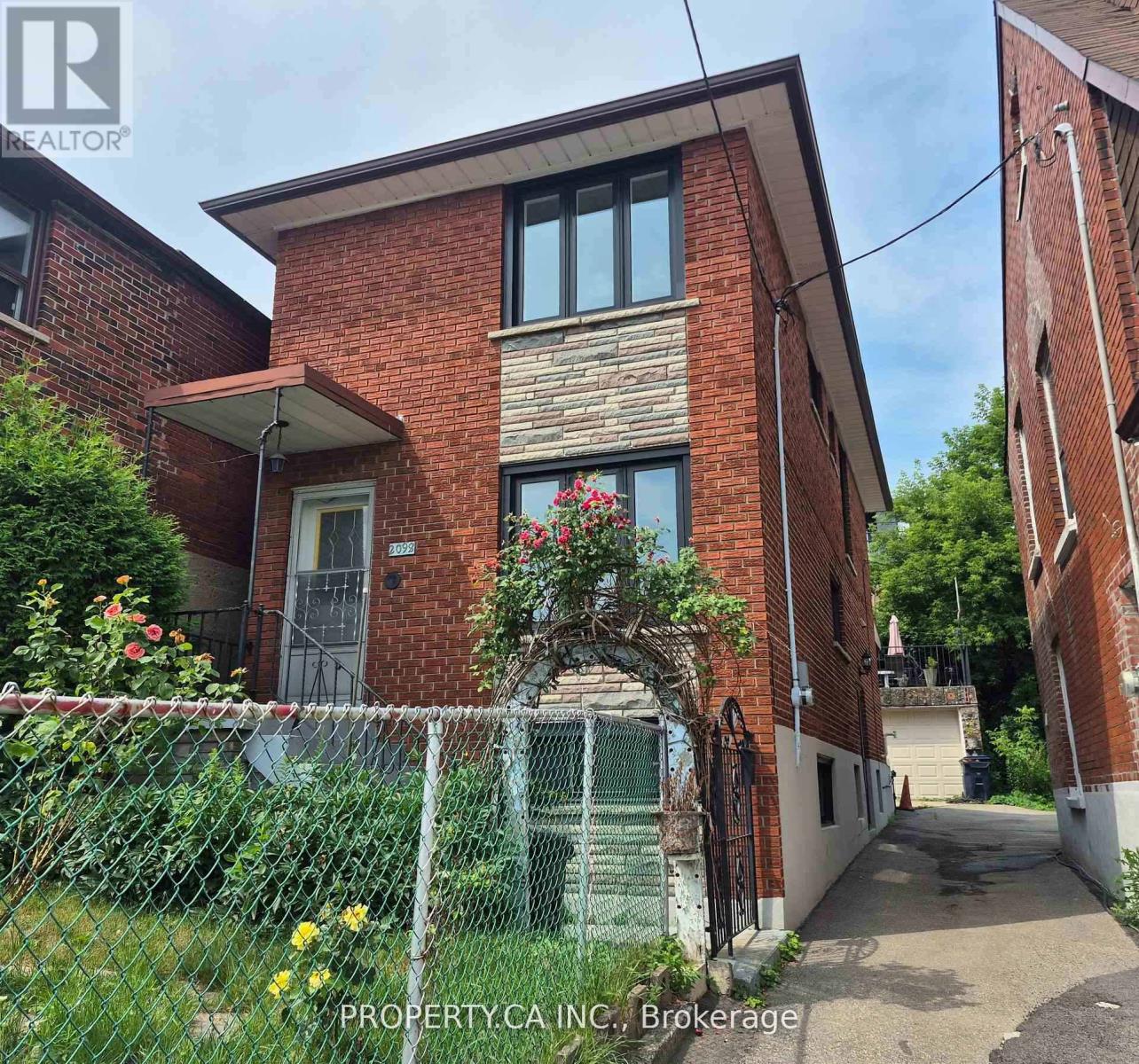 2098 DUFFERIN STREET, Toronto, Ontario