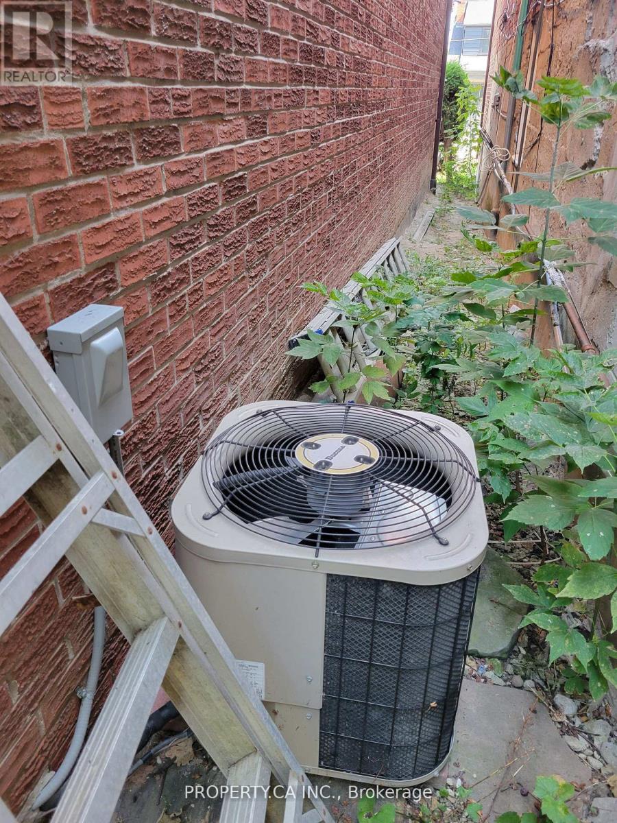 2098 Dufferin Street, Toronto, Ontario  M6E 3R7 - Photo 15 - W12451412