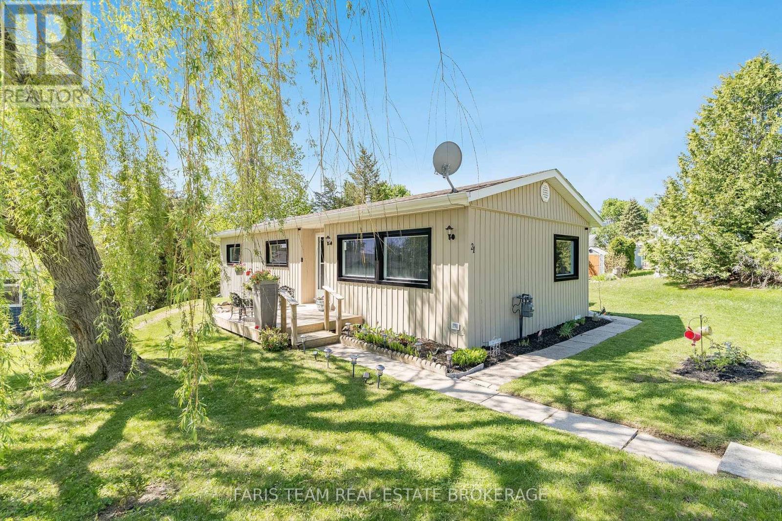 21 Hawthorne Drive, Innisfil, Ontario  L9S 1P7 - Photo 2 - N12413506