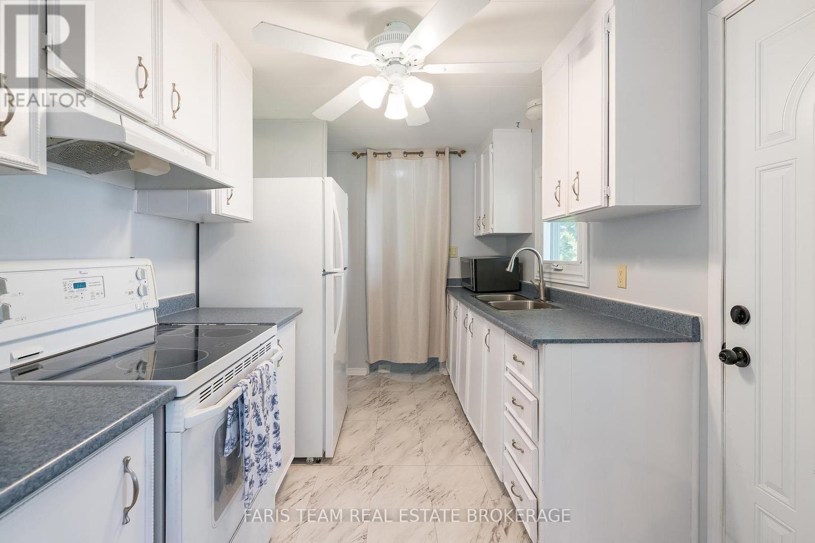 21 Hawthorne Drive, Innisfil, Ontario  L9S 1P7 - Photo 11 - N12413506