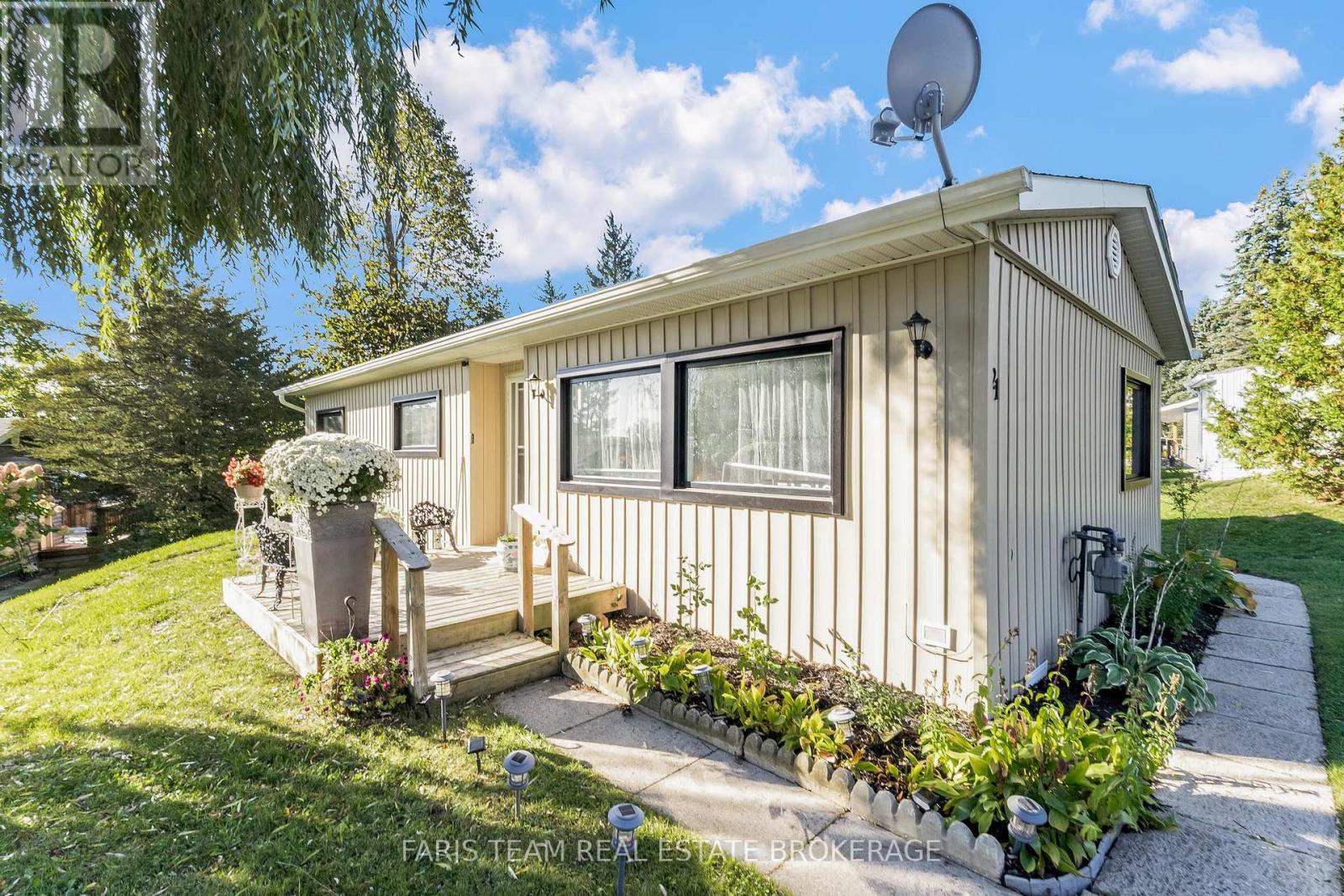 21 Hawthorne Drive, Innisfil, Ontario  L9S 1P7 - Photo 5 - N12413506