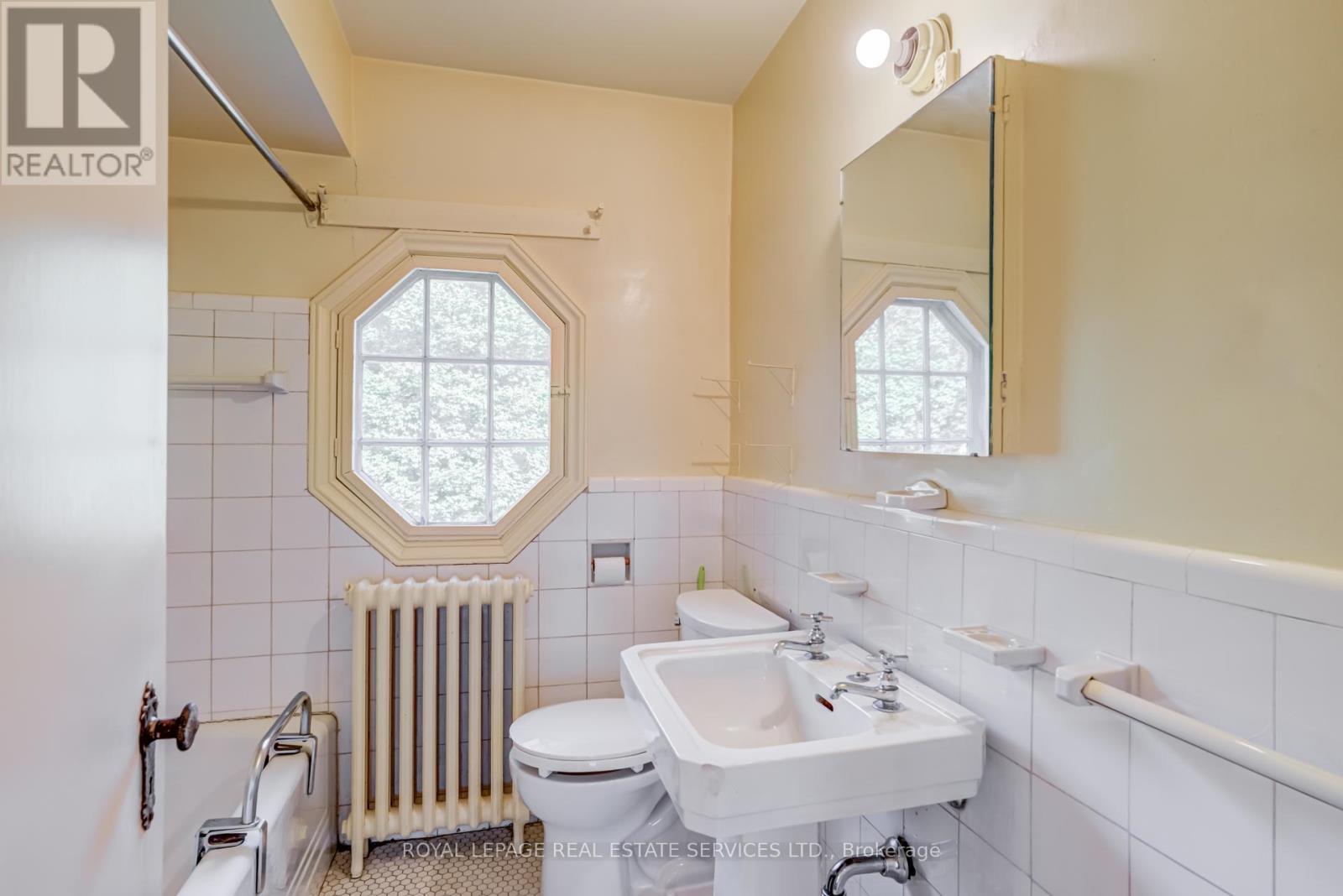25 Ashton Manor, Toronto, Ontario  M8Y 2N6 - Photo 33 - W12457243