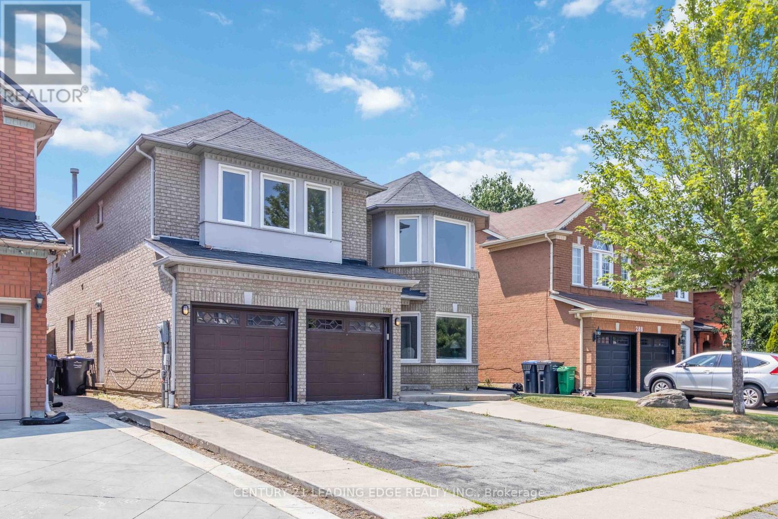 286 Fernforest Drive, Brampton, Ontario  L6R 1B6 - Photo 2 - W12457244
