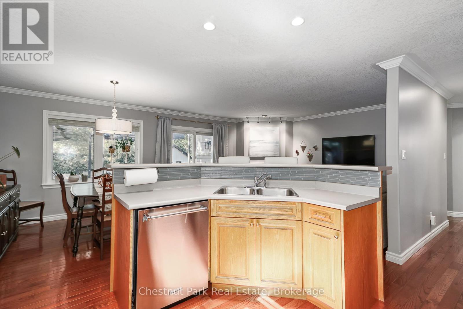 176 Melrose Avenue, Wasaga Beach, Ontario  L9Z 2T1 - Photo 10 - S12457379
