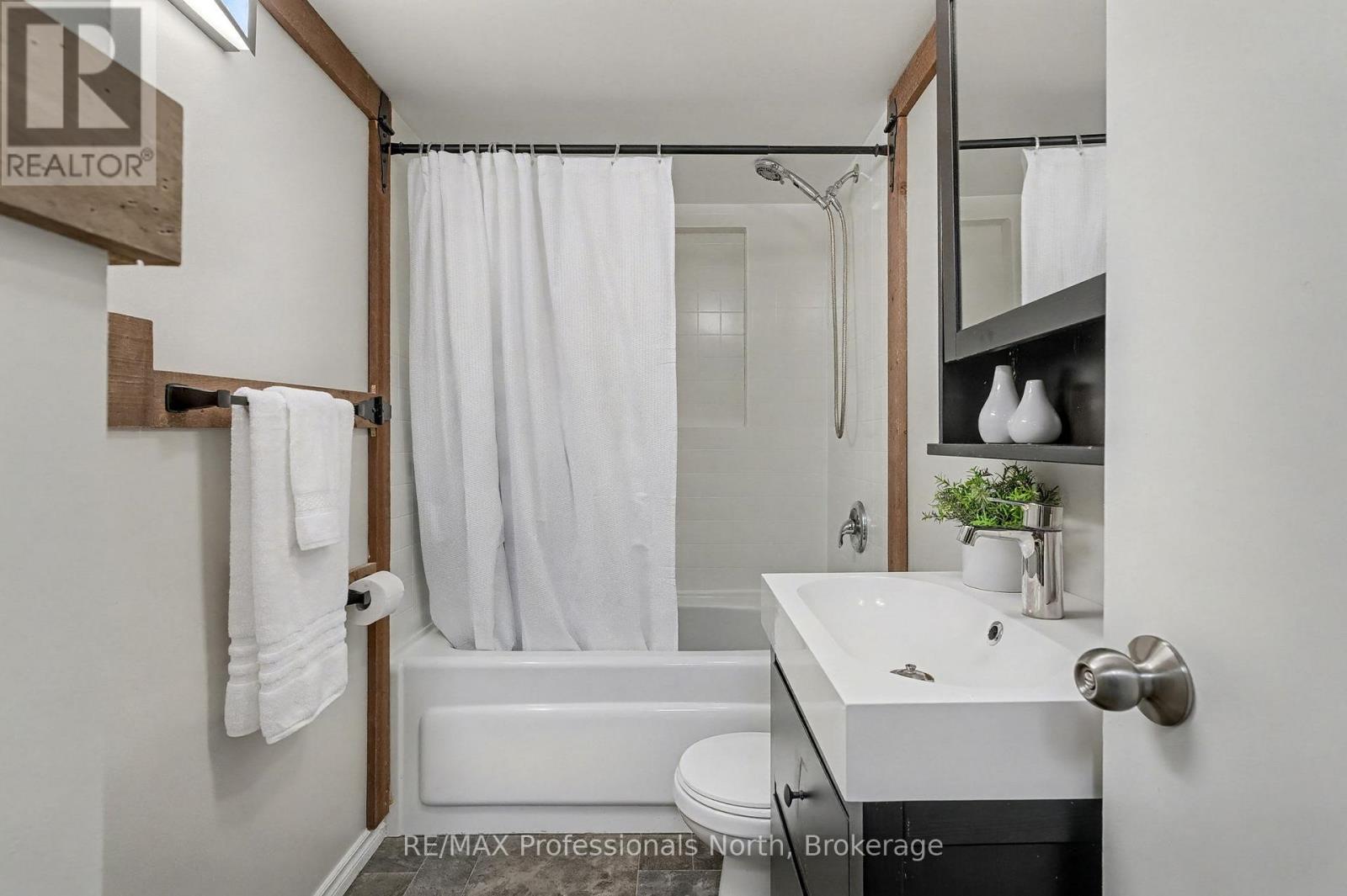 161 Quebec Street, Bracebridge, Ontario  P1L 1E3 - Photo 10 - X12457388