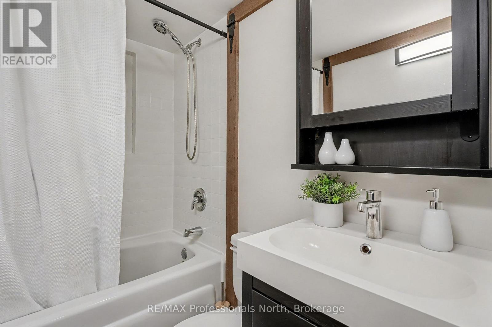 161 Quebec Street, Bracebridge, Ontario  P1L 1E3 - Photo 11 - X12457388