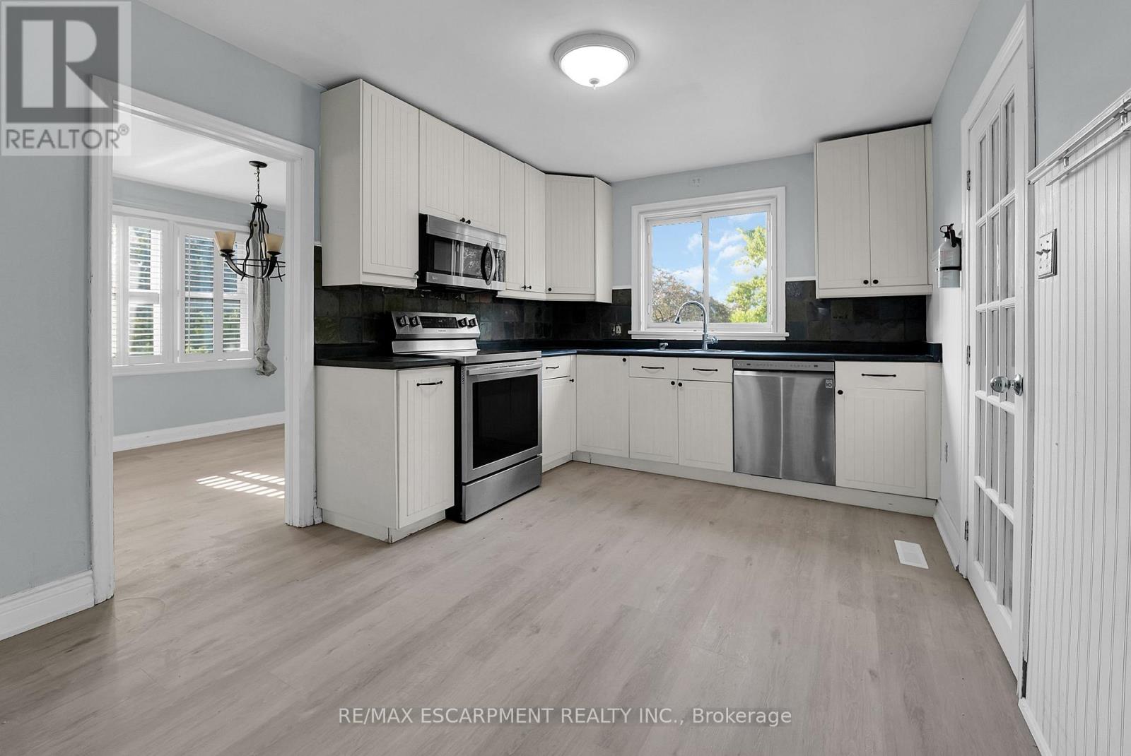 9 Arlington Avenue, St. Catharines, Ontario  L2P 3A3 - Photo 7 - X12457251