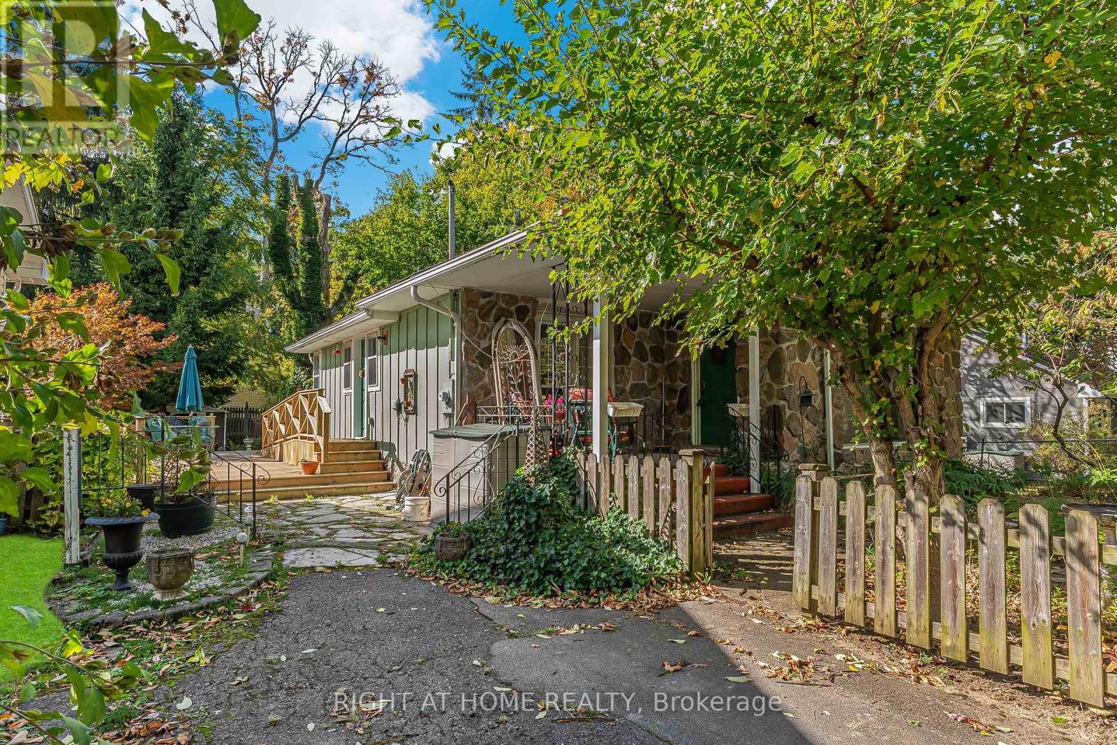 16 Wyckliffe Avenue, Niagara-On-The-Lake, Ontario  L0S 1T0 - Photo 1 - X12457261