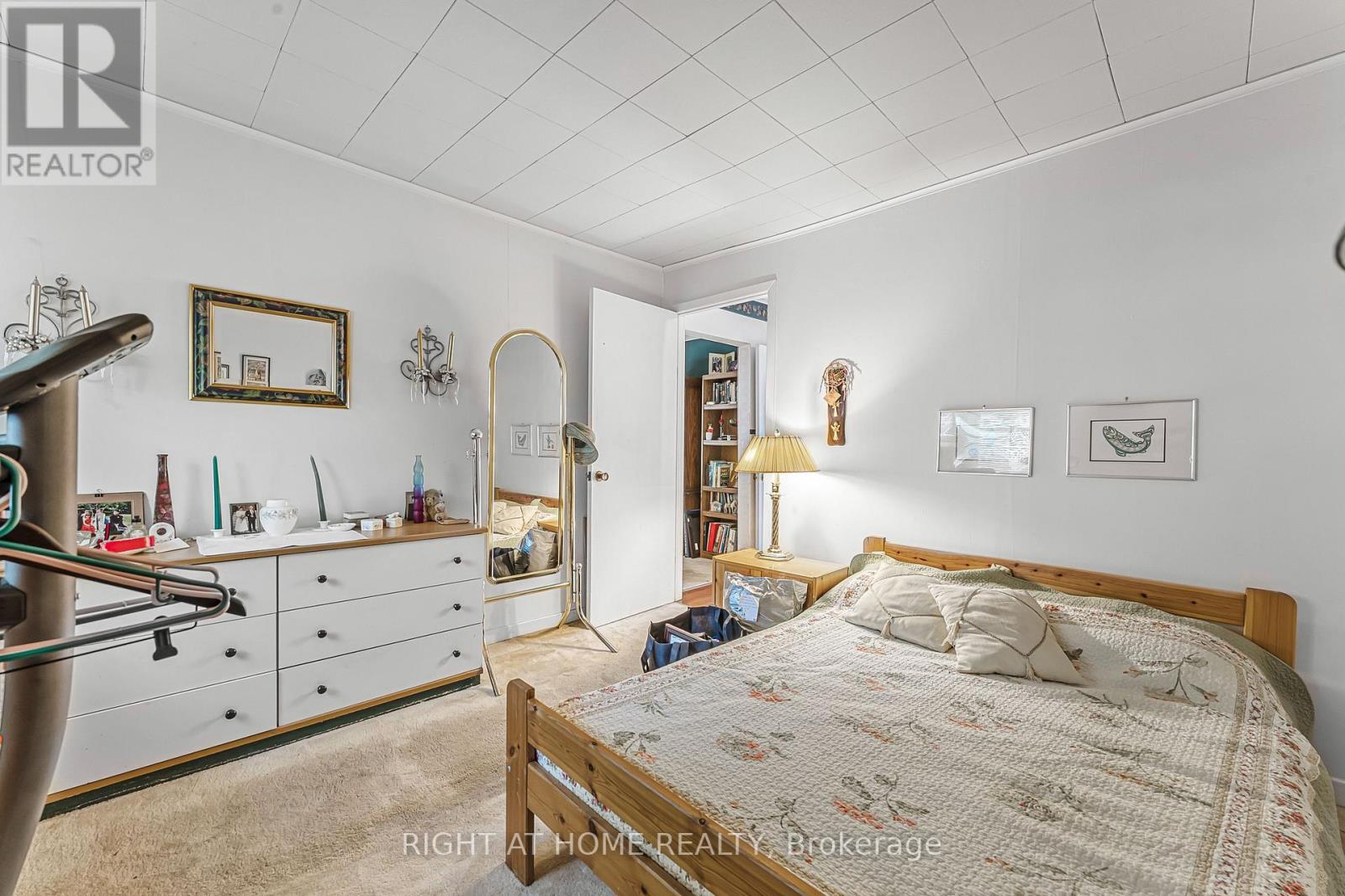 16 Wyckliffe Avenue, Niagara-On-The-Lake, Ontario  L0S 1T0 - Photo 11 - X12457261