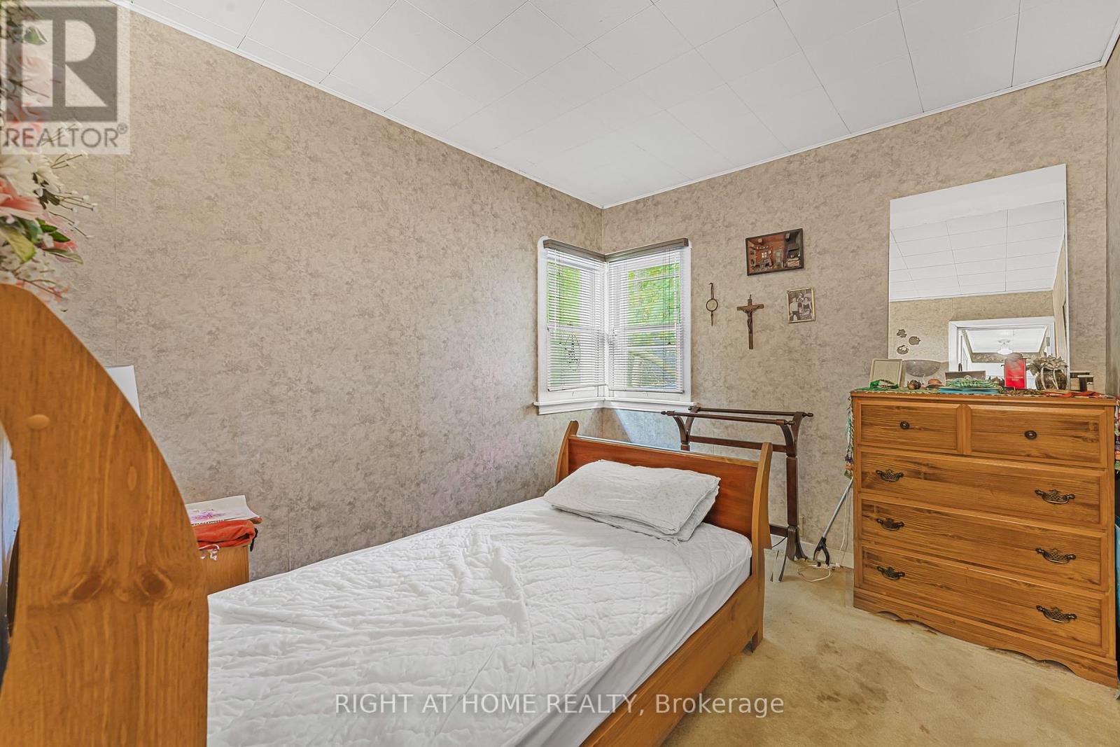 16 Wyckliffe Avenue, Niagara-On-The-Lake, Ontario  L0S 1T0 - Photo 12 - X12457261