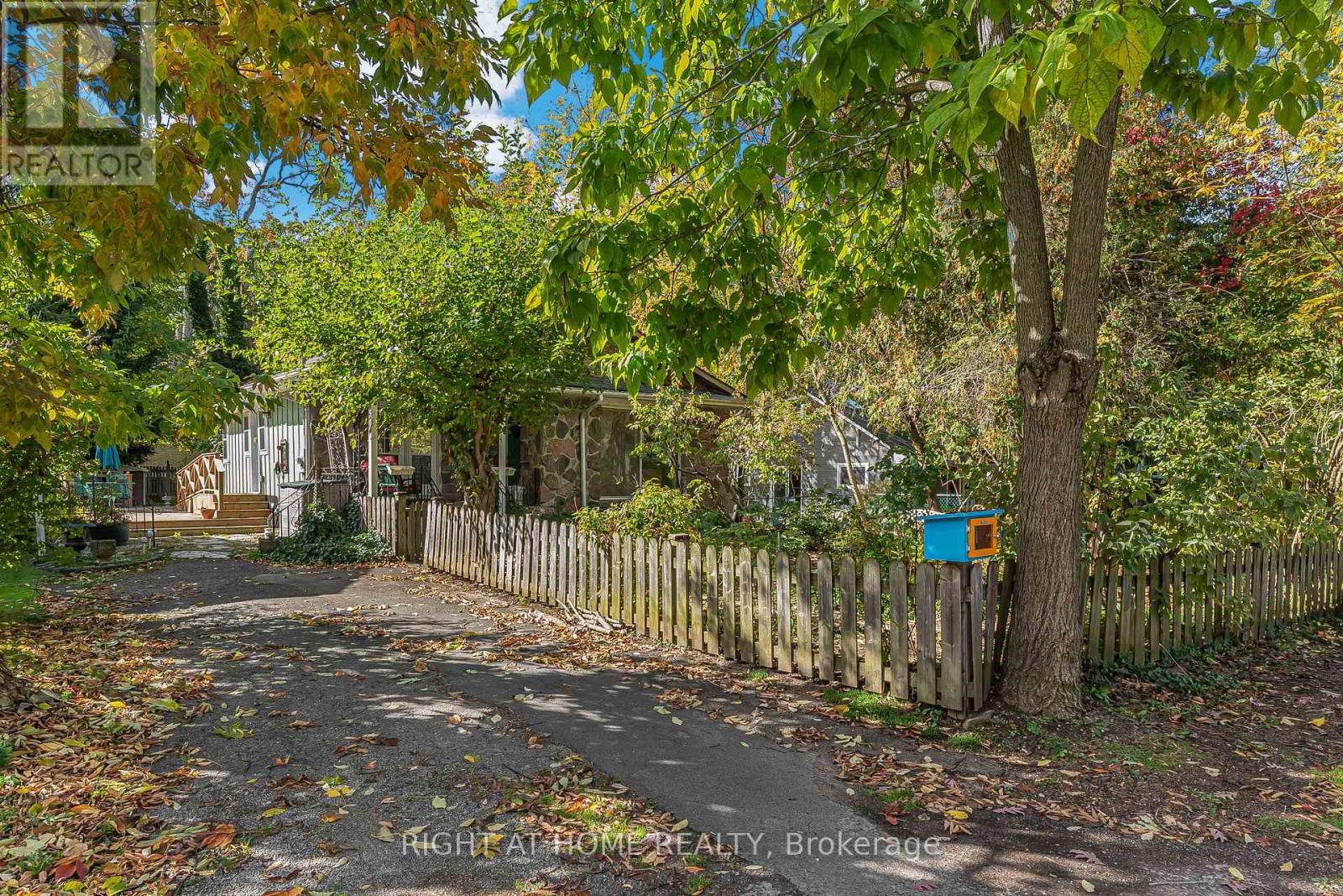 16 Wyckliffe Avenue, Niagara-On-The-Lake, Ontario  L0S 1T0 - Photo 2 - X12457261
