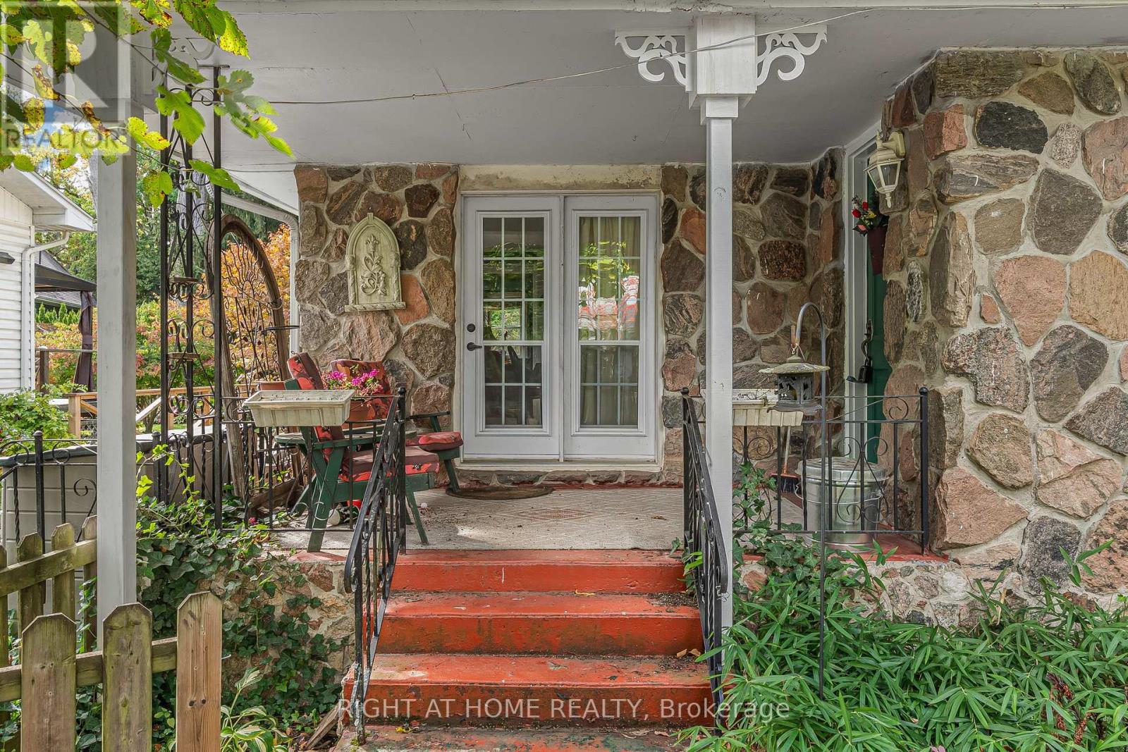 16 Wyckliffe Avenue, Niagara-On-The-Lake, Ontario  L0S 1T0 - Photo 4 - X12457261