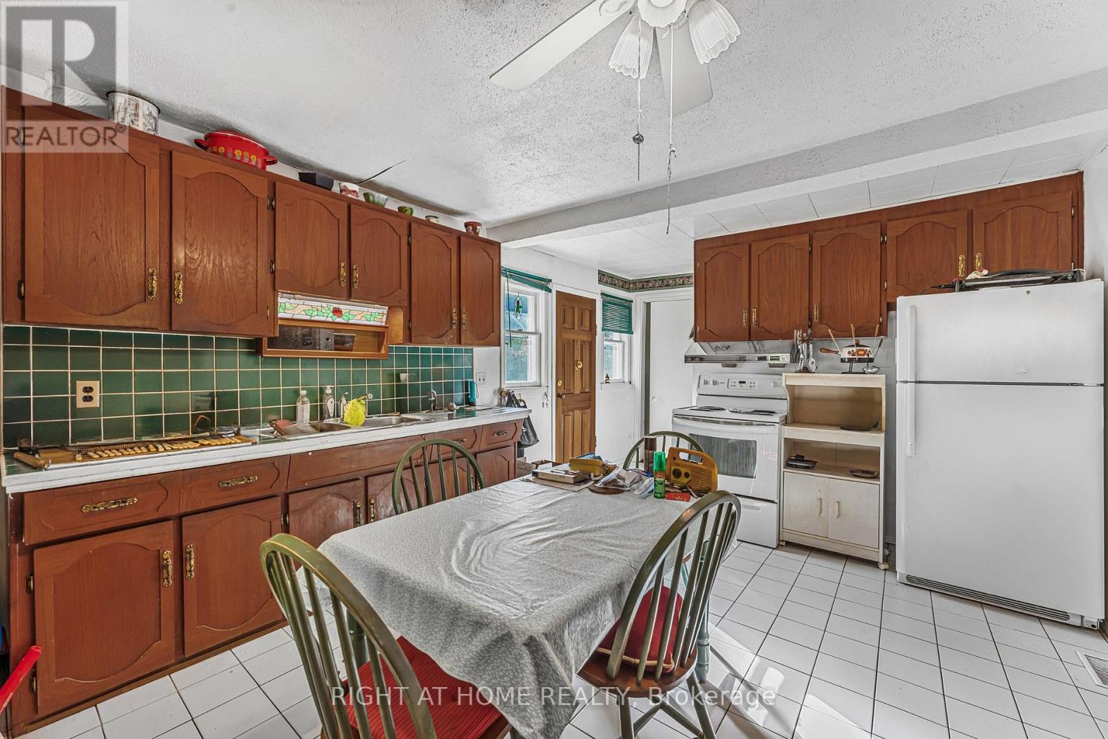 16 Wyckliffe Avenue, Niagara-On-The-Lake, Ontario  L0S 1T0 - Photo 5 - X12457261
