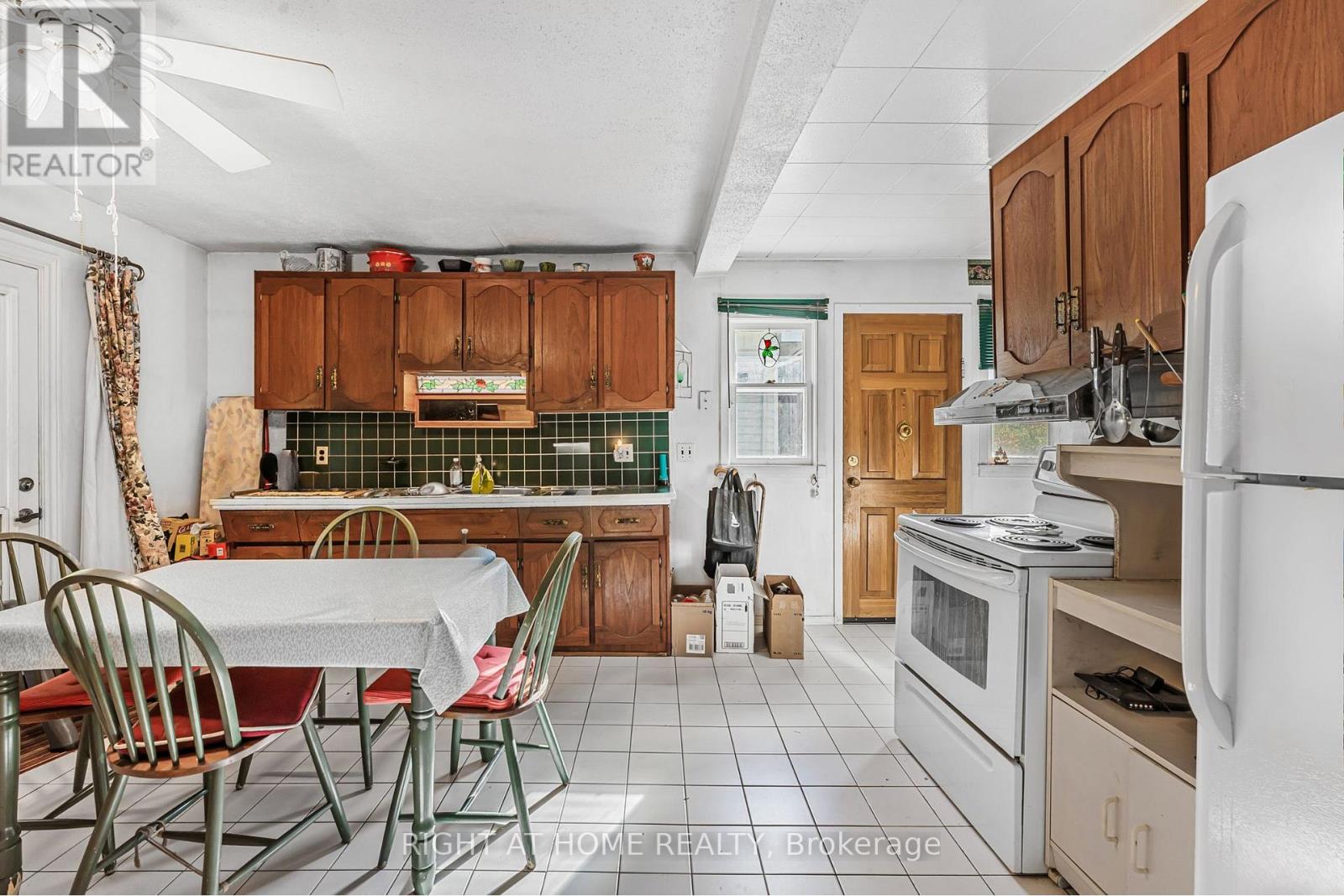 16 Wyckliffe Avenue, Niagara-On-The-Lake, Ontario  L0S 1T0 - Photo 6 - X12457261