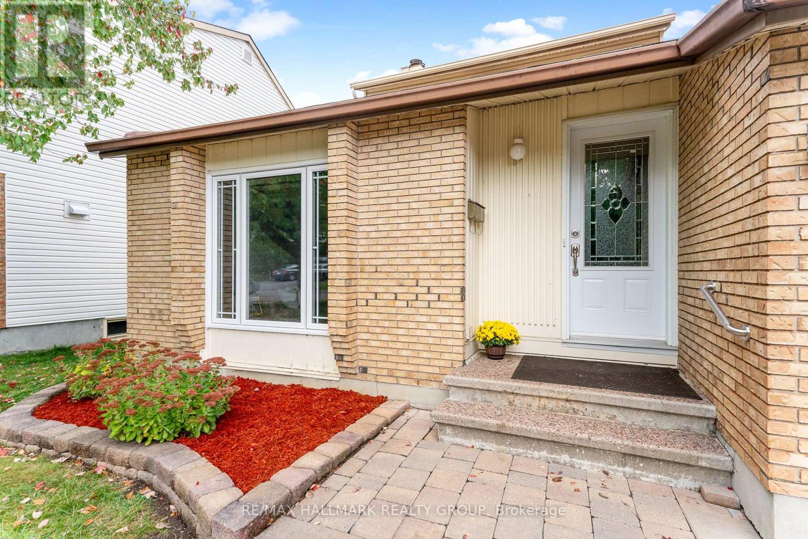1075 Avignon Court, Ottawa, Ontario  K1C 2N4 - Photo 2 - X12457307