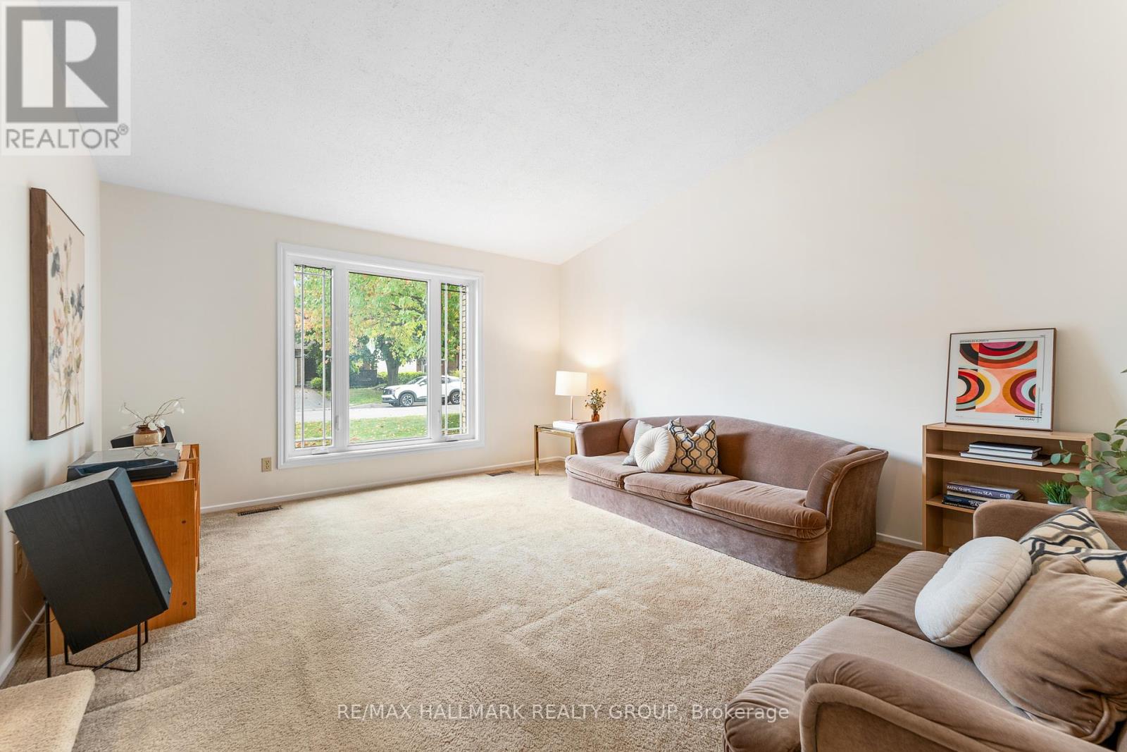 1075 Avignon Court, Ottawa, Ontario  K1C 2N4 - Photo 3 - X12457307