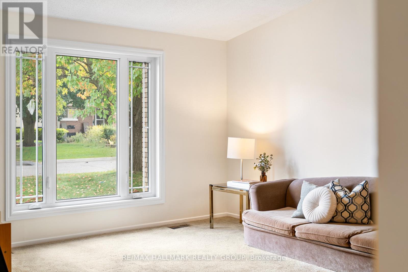1075 Avignon Court, Ottawa, Ontario  K1C 2N4 - Photo 5 - X12457307