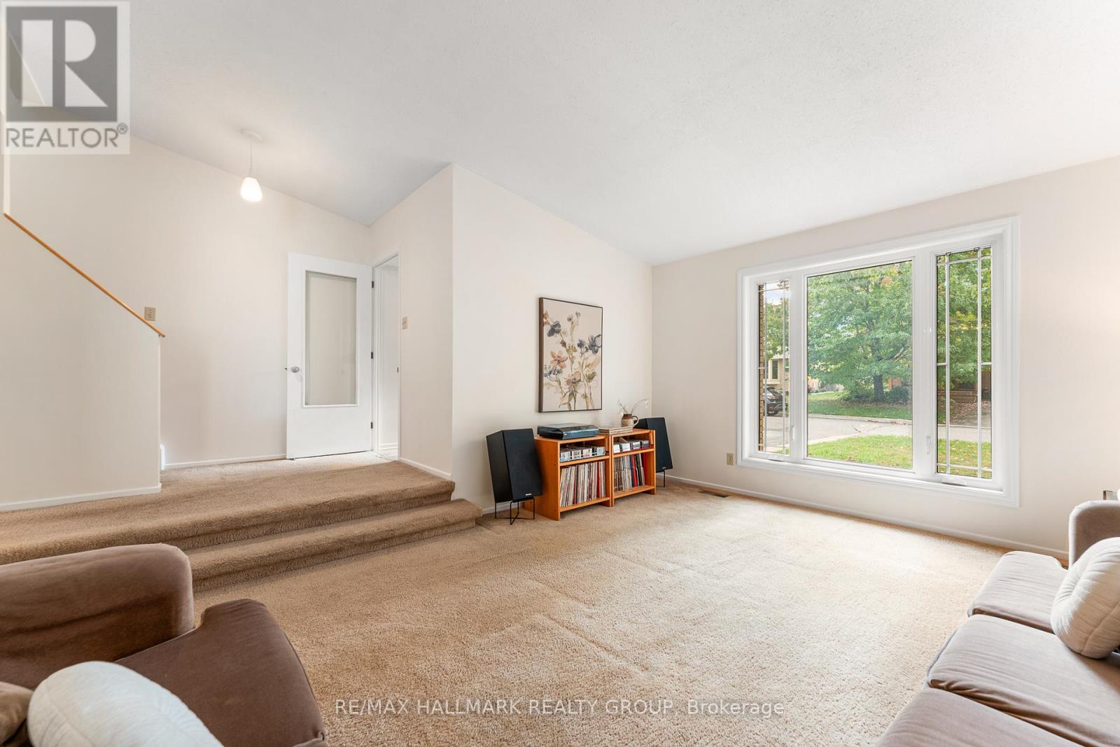1075 Avignon Court, Ottawa, Ontario  K1C 2N4 - Photo 6 - X12457307