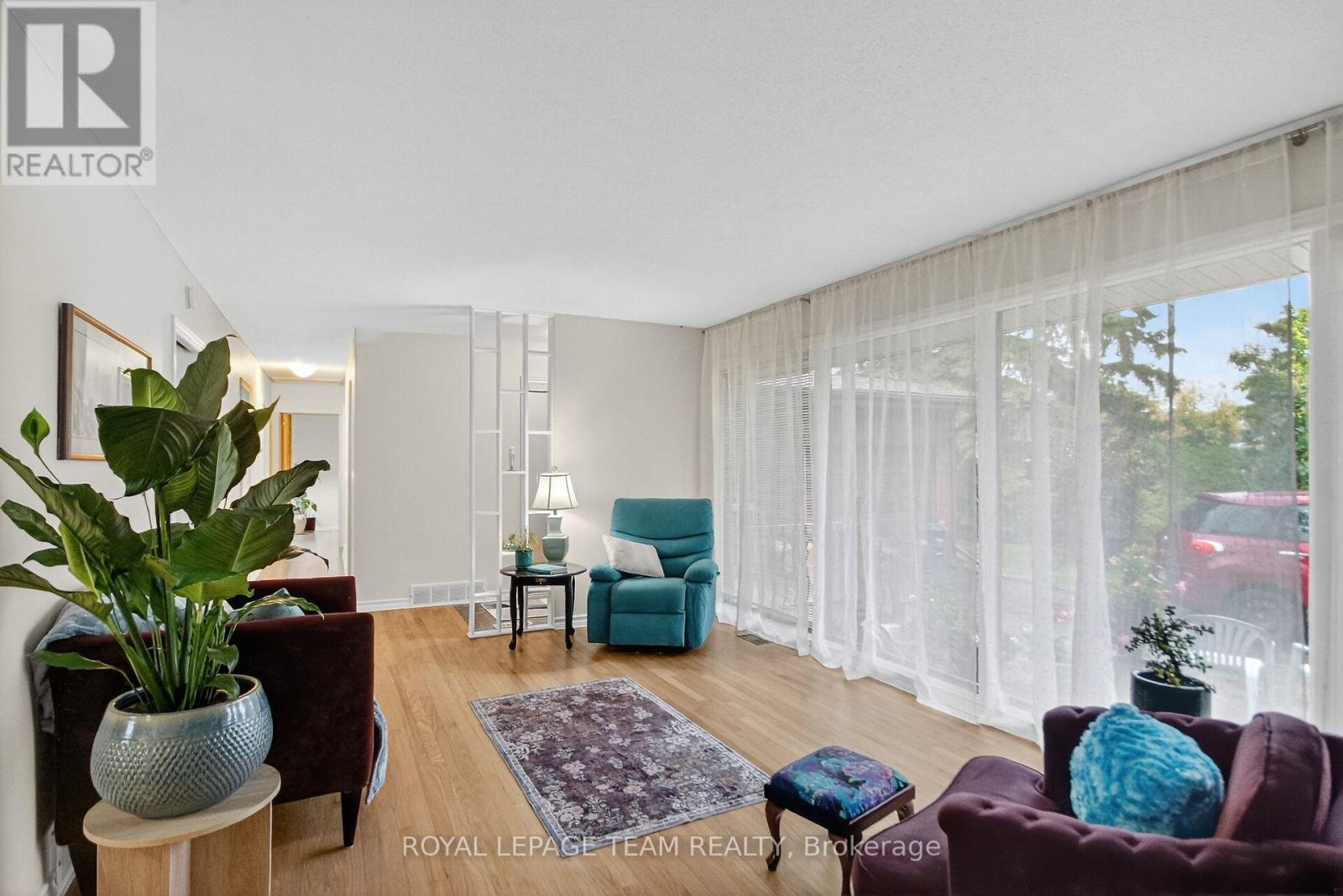 46 Quinpool Crescent, Ottawa, Ontario  K2H 6J1 - Photo 3 - X12457324