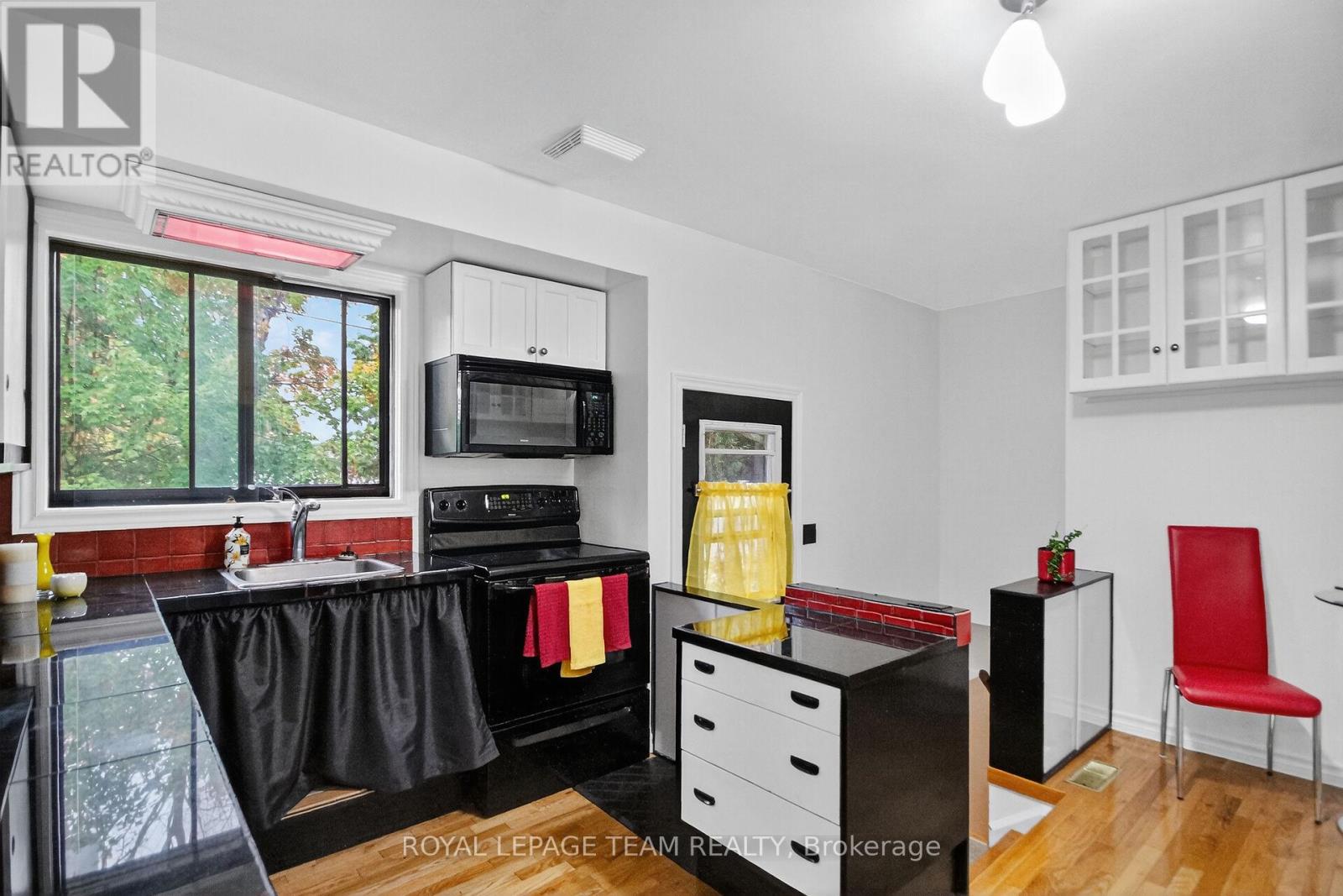 46 Quinpool Crescent, Ottawa, Ontario  K2H 6J1 - Photo 9 - X12457324