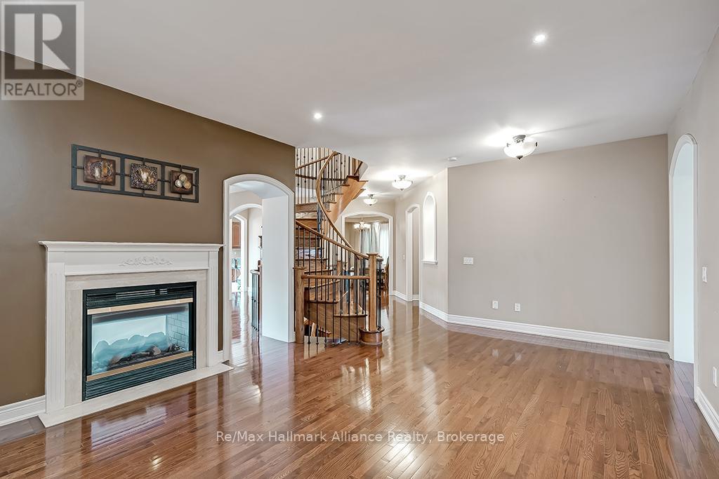 1527 Arrowhead Road, Oakville, Ontario  L6H 7V6 - Photo 4 - W12457413