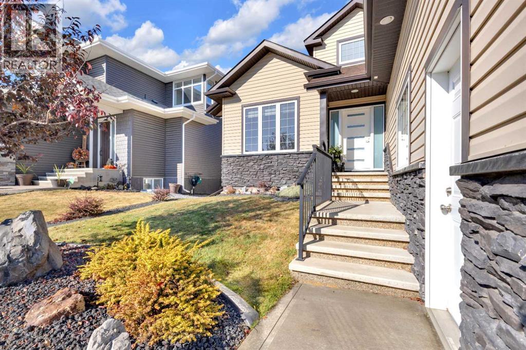 4 Leonard Close, Sylvan Lake, Alberta  T4S 0E7 - Photo 2 - A2263603