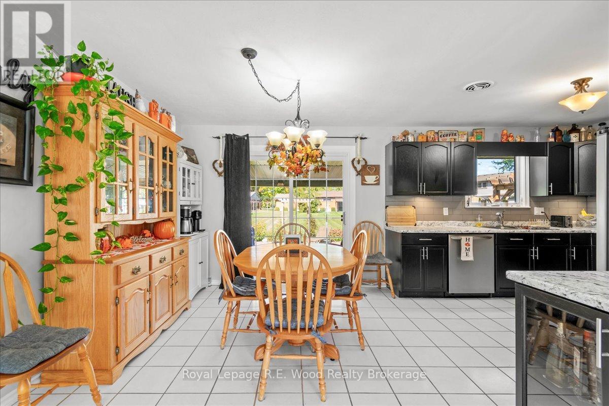 49 Dereham Drive, Tillsonburg, Ontario  N4G 2B1 - Photo 17 - X12457427