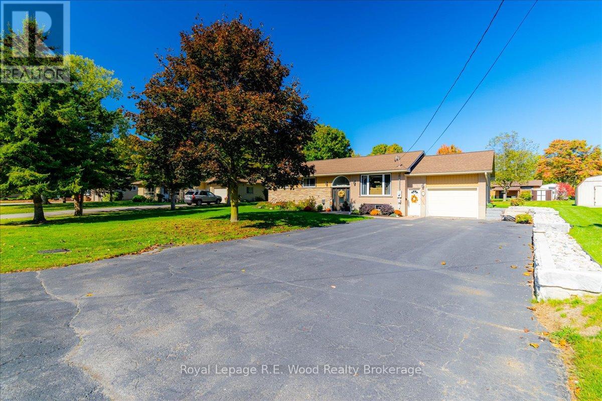 49 Dereham Drive, Tillsonburg, Ontario  N4G 2B1 - Photo 2 - X12457427