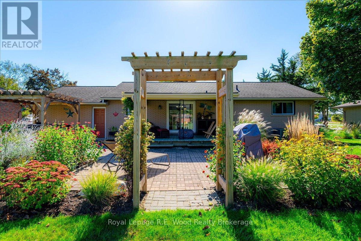 49 Dereham Drive, Tillsonburg, Ontario  N4G 2B1 - Photo 8 - X12457427