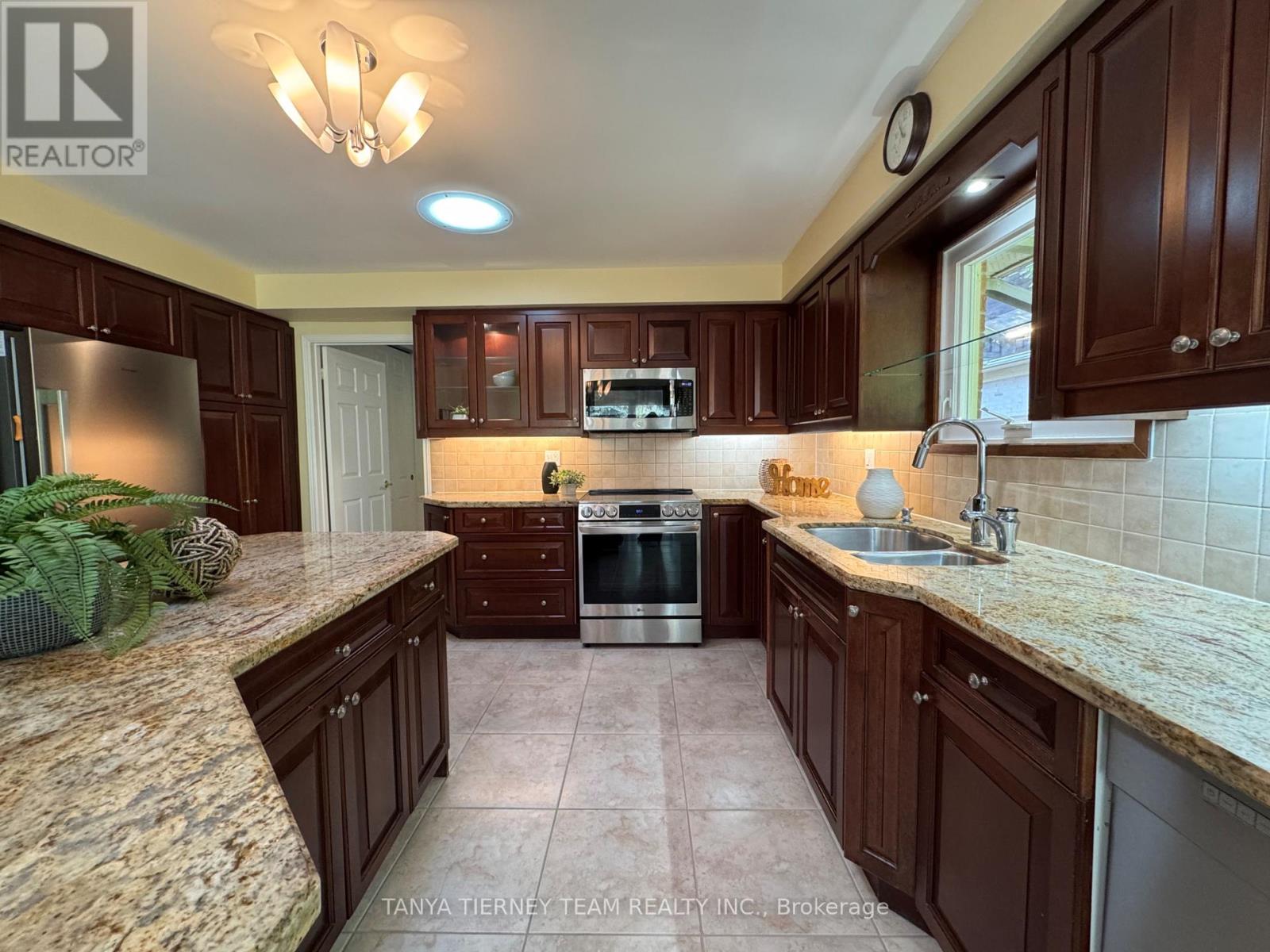 6 Lyndhurst Crescent, Whitby, Ontario  L1R 1E4 - Photo 12 - E12457293