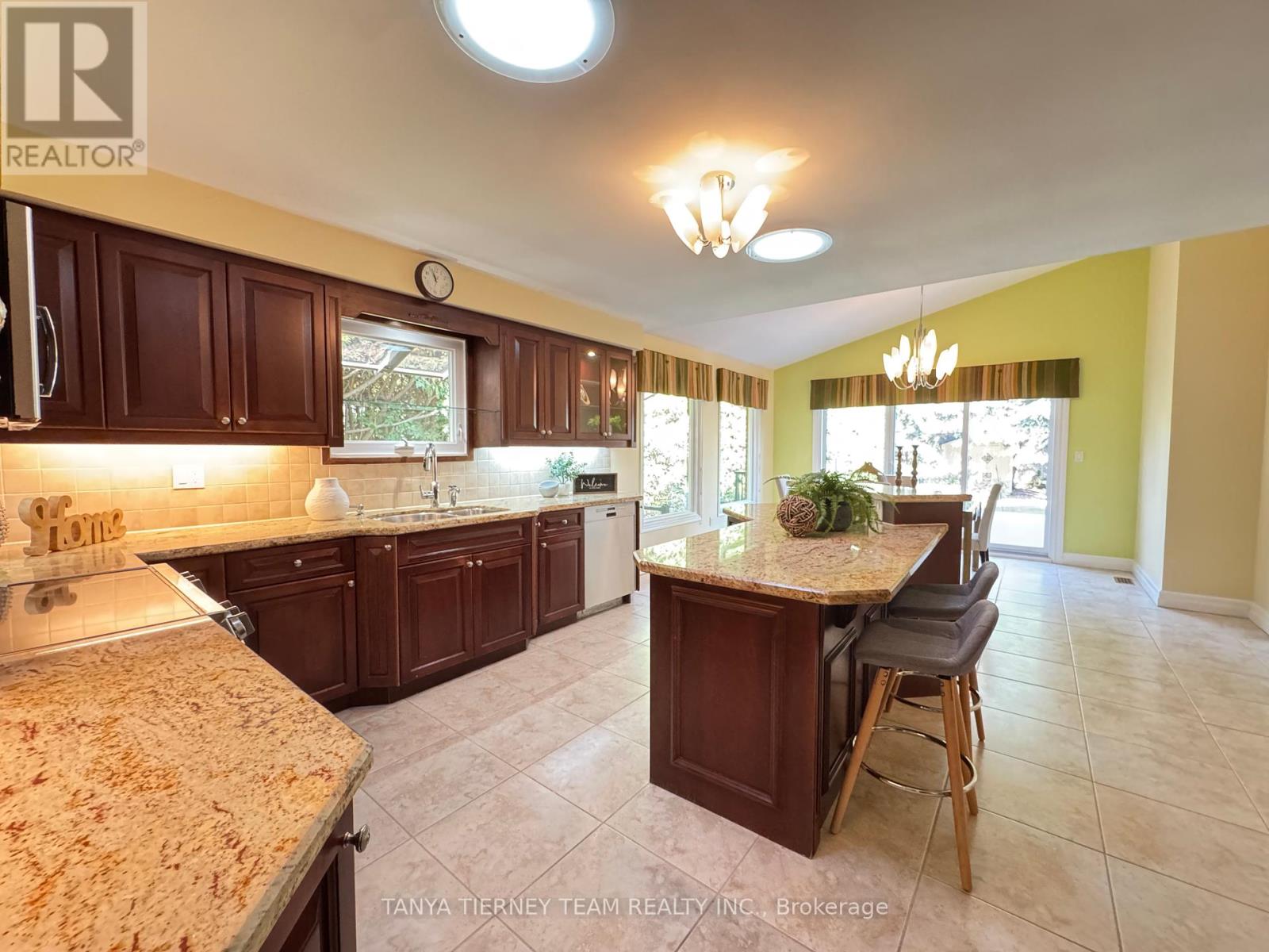 6 Lyndhurst Crescent, Whitby, Ontario  L1R 1E4 - Photo 13 - E12457293