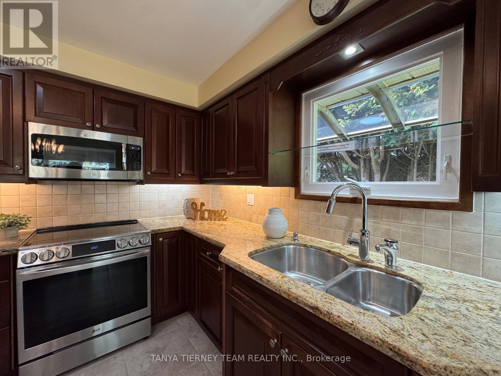 6 Lyndhurst Crescent, Whitby, Ontario  L1R 1E4 - Photo 14 - E12457293