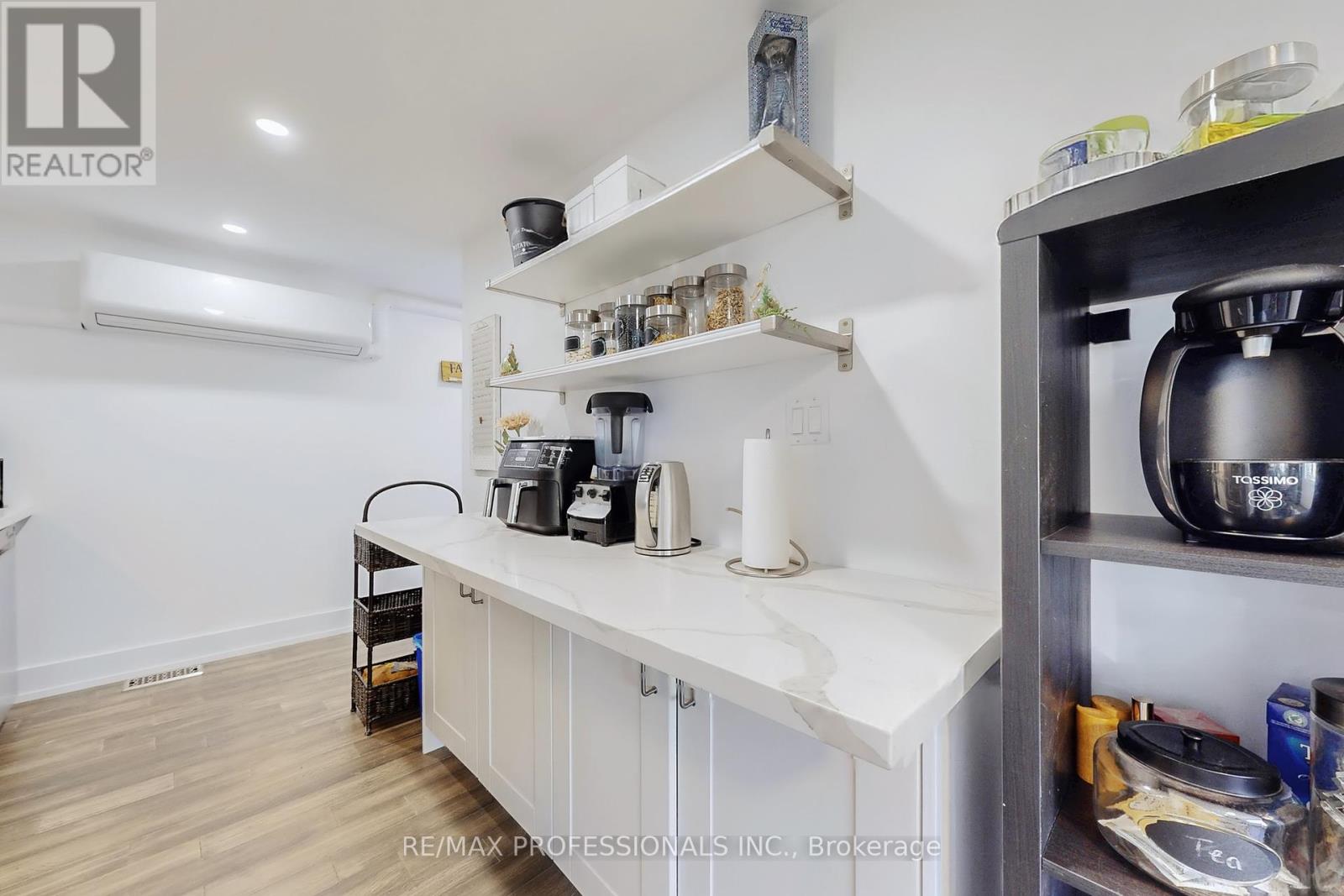 4 Martin Grove Road, Toronto, Ontario  M9B 4J9 - Photo 28 - W12457158