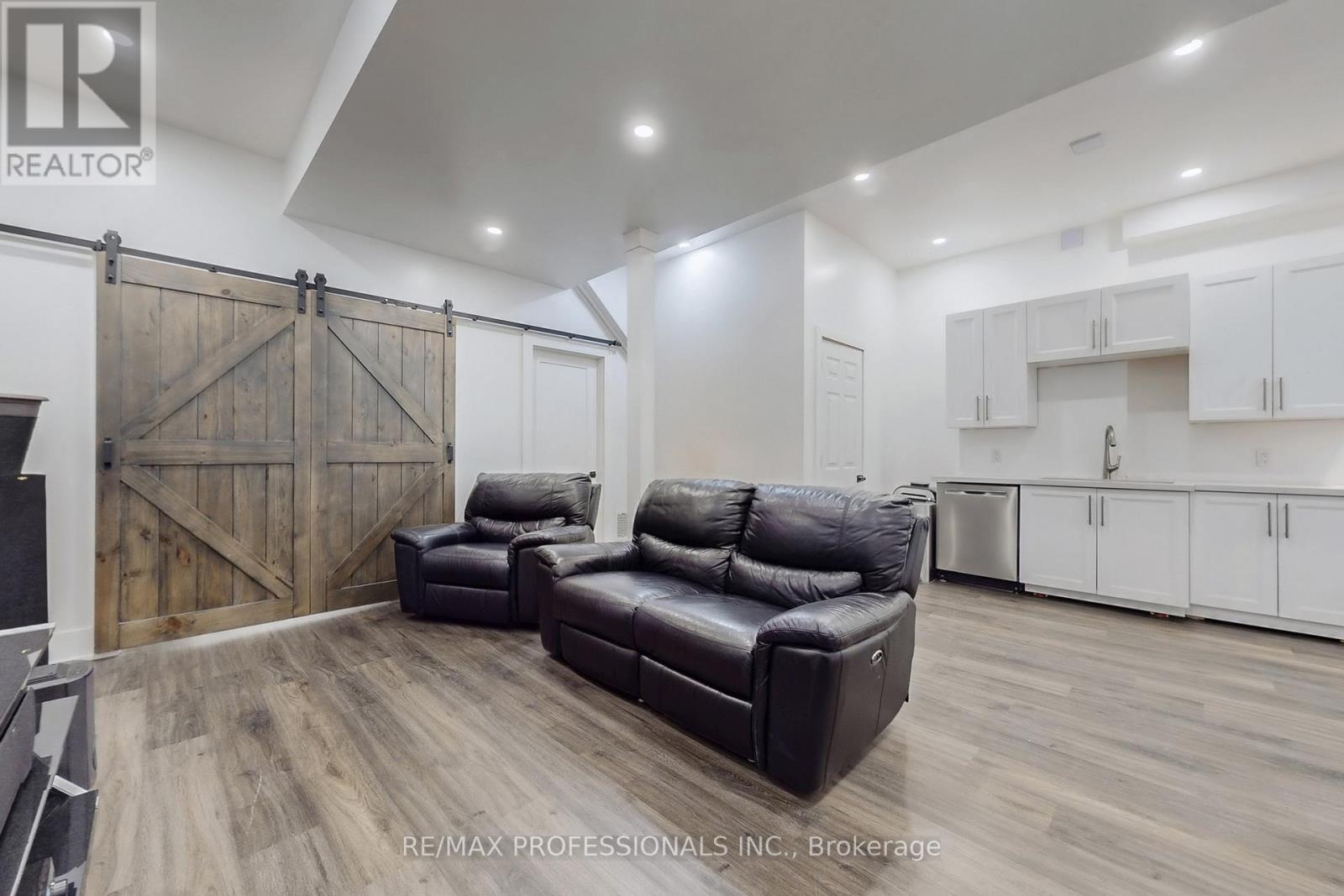 4 Martin Grove Road, Toronto, Ontario  M9B 4J9 - Photo 35 - W12457158