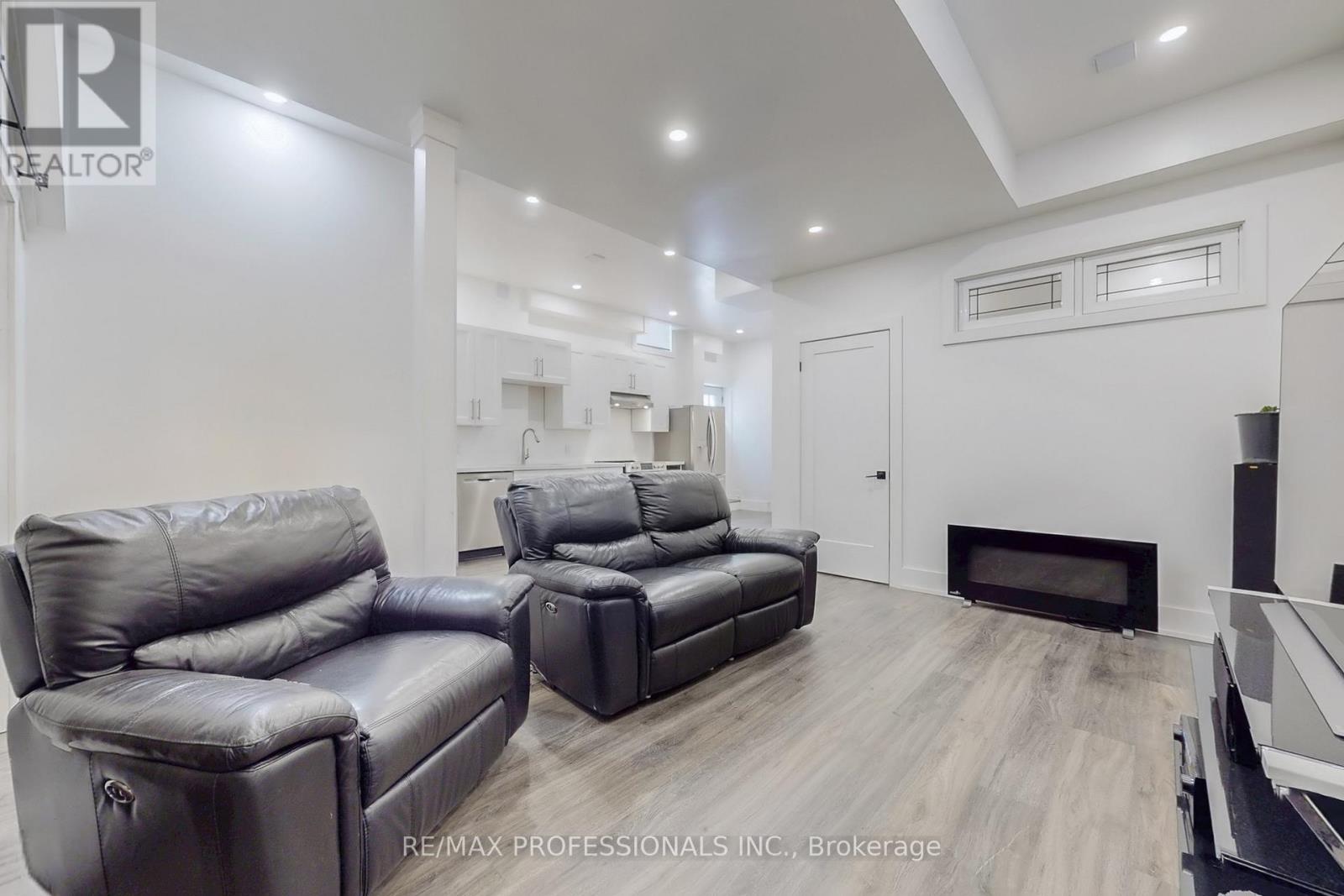 4 Martin Grove Road, Toronto, Ontario  M9B 4J9 - Photo 36 - W12457158